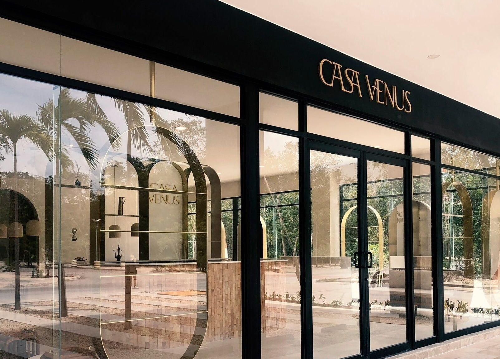 Fachada moderna de Casa Venus en Tulum, Quintana Roo, MX con cristales reflectantes y entrada elegante.