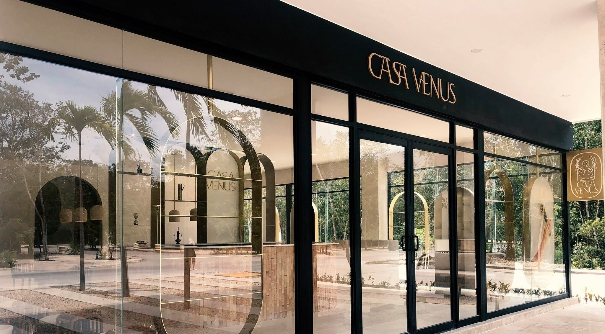 Fachada moderna de Casa Venus en Tulum, Quintana Roo, MX con cristales reflectantes y entrada elegante.
