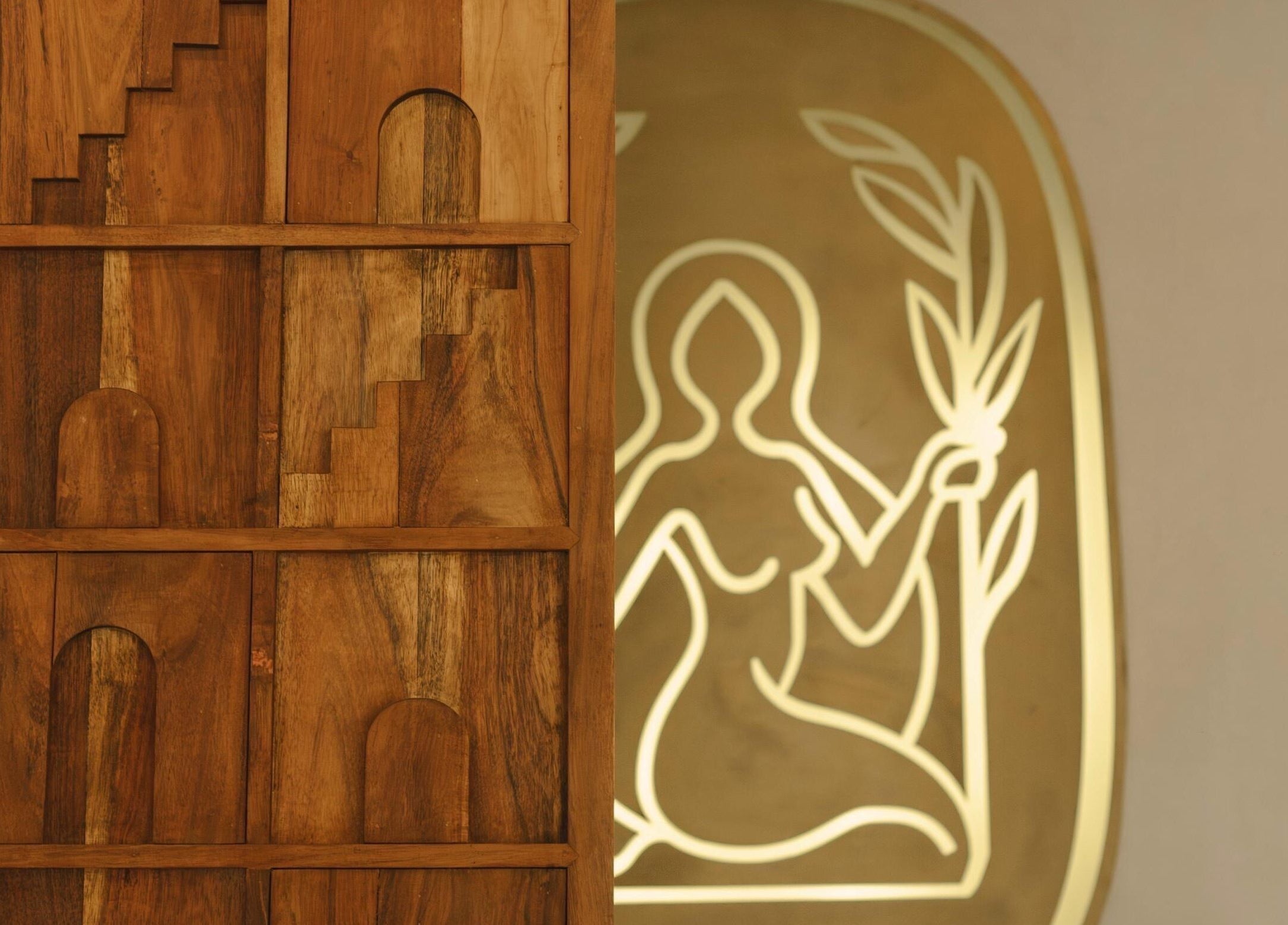 Detalle de madera artística y luz en Casa Venus, Tulum, Quintana Roo, MX, creando un ambiente acogedor.