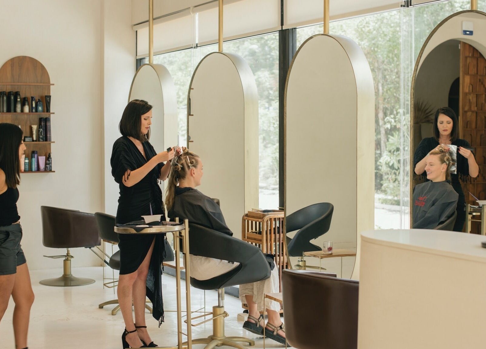 Estilista profesional trabajando en Casa Venus, Tulum, Quintana Roo, MX, en un entorno moderno y acogedor.