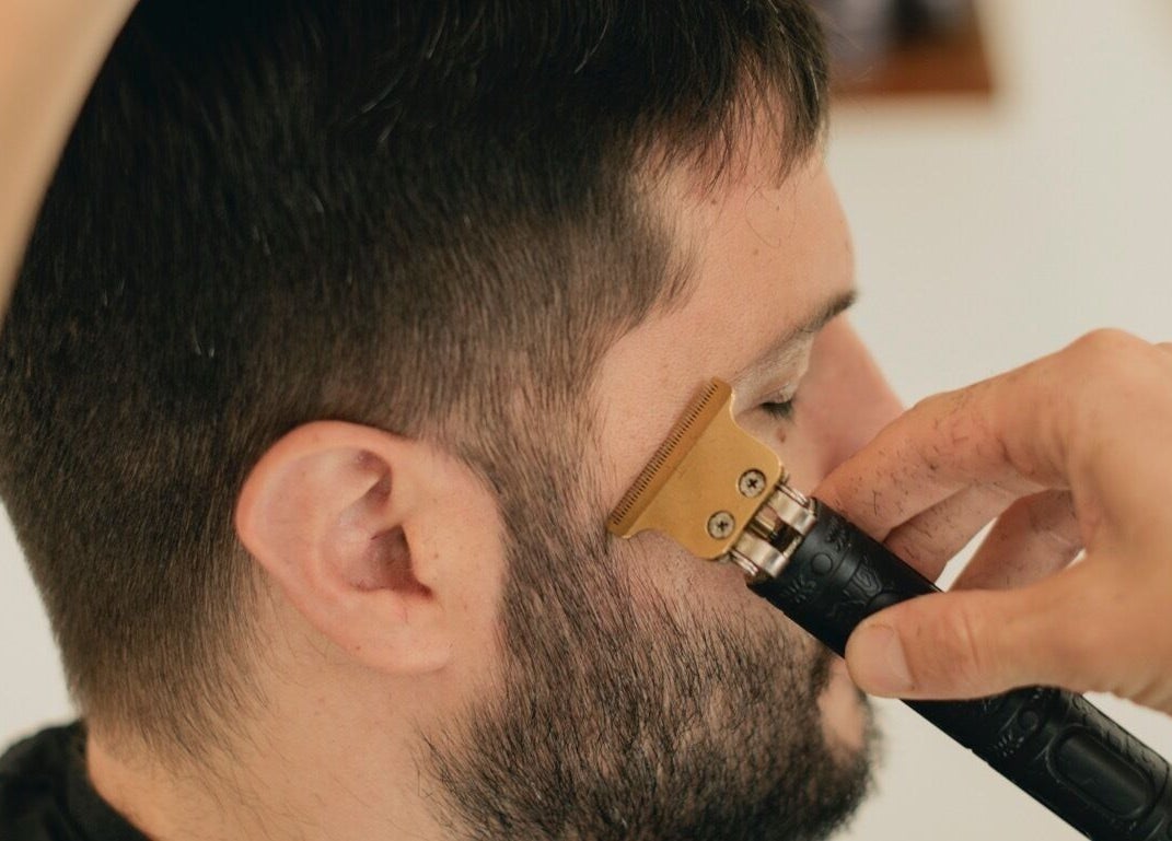 Barbero cortando cabello en Casa Venus, Tulum, Quintana Roo, MX. Experiencia de cuidado personal.