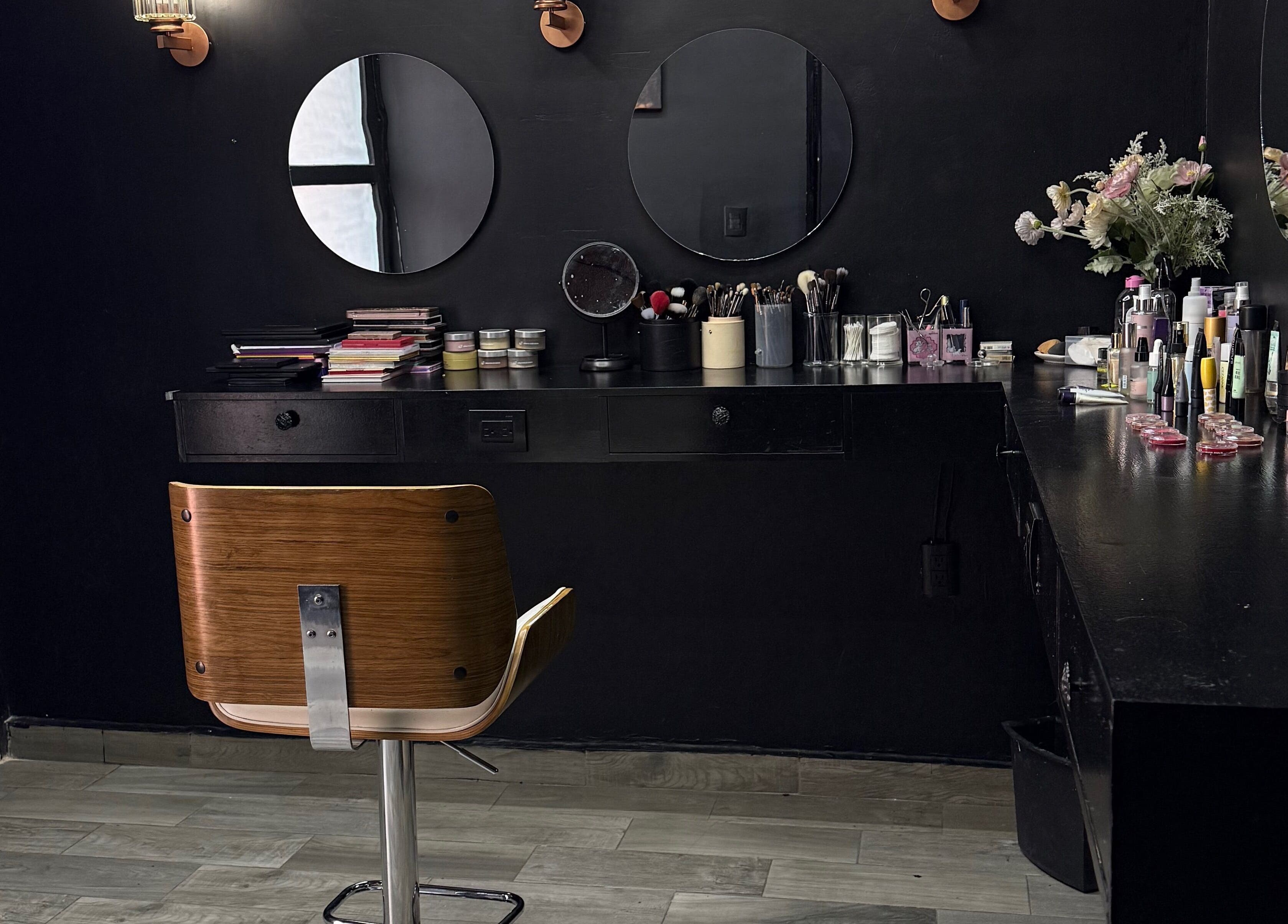 Sala de maquillaje sofisticada en Mamba Beauty Studio, Celaya, Guanajuato, MX, con espejo y silla de madera.