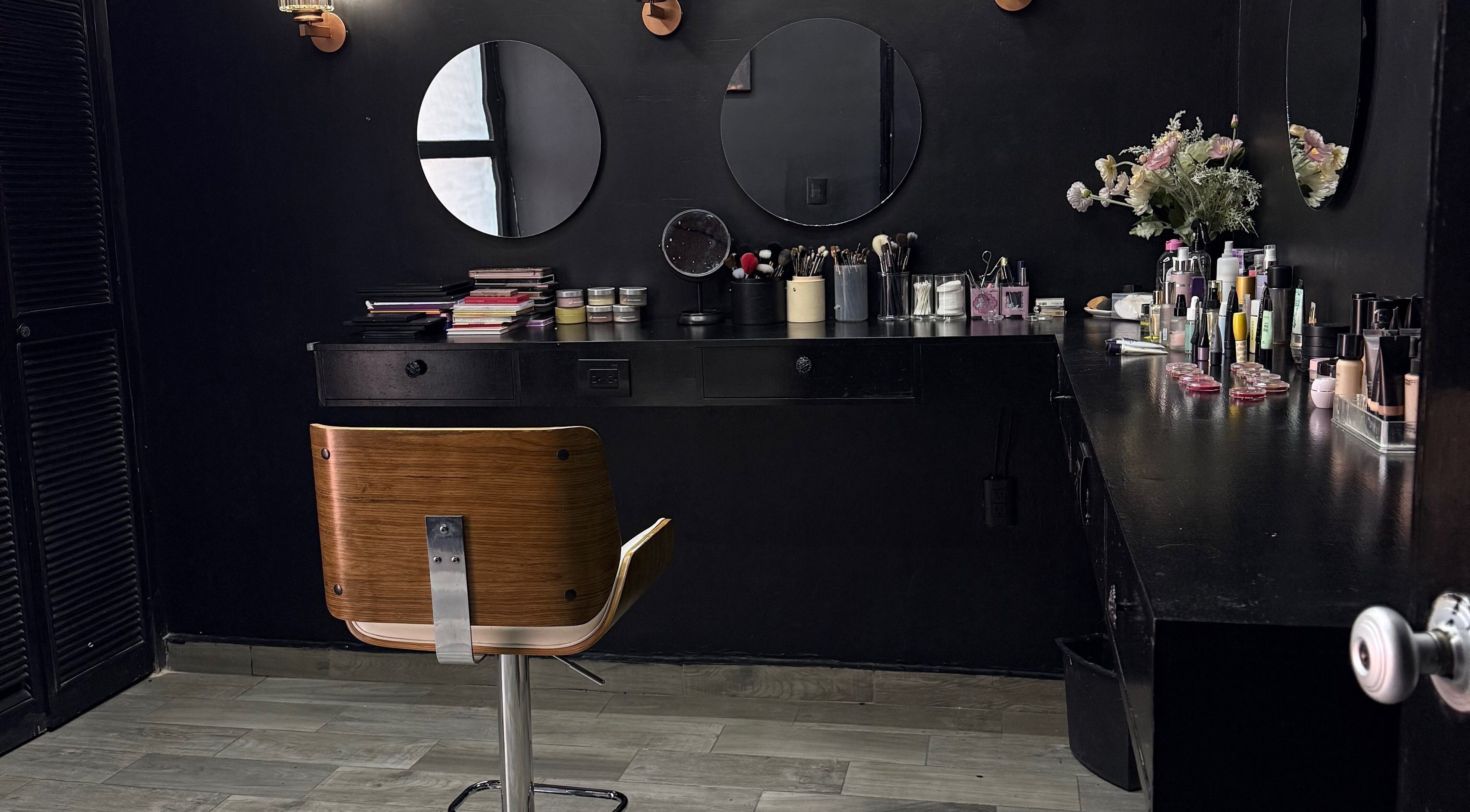 Sala de maquillaje sofisticada en Mamba Beauty Studio, Celaya, Guanajuato, MX, con espejo y silla de madera.