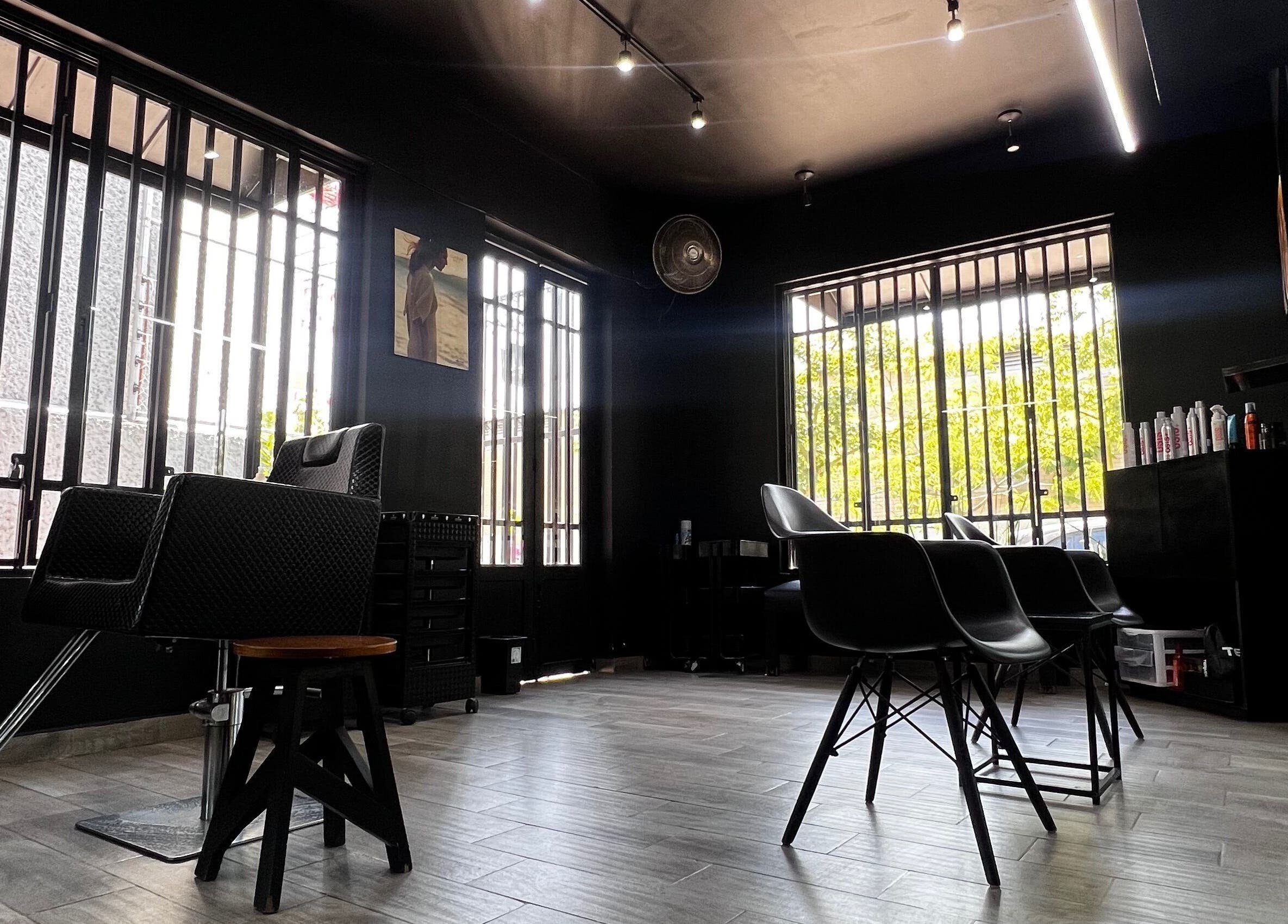 Interior moderno del Mamba Beauty Studio en Celaya, Guanajuato, MX, con sillas negras y luz natural.