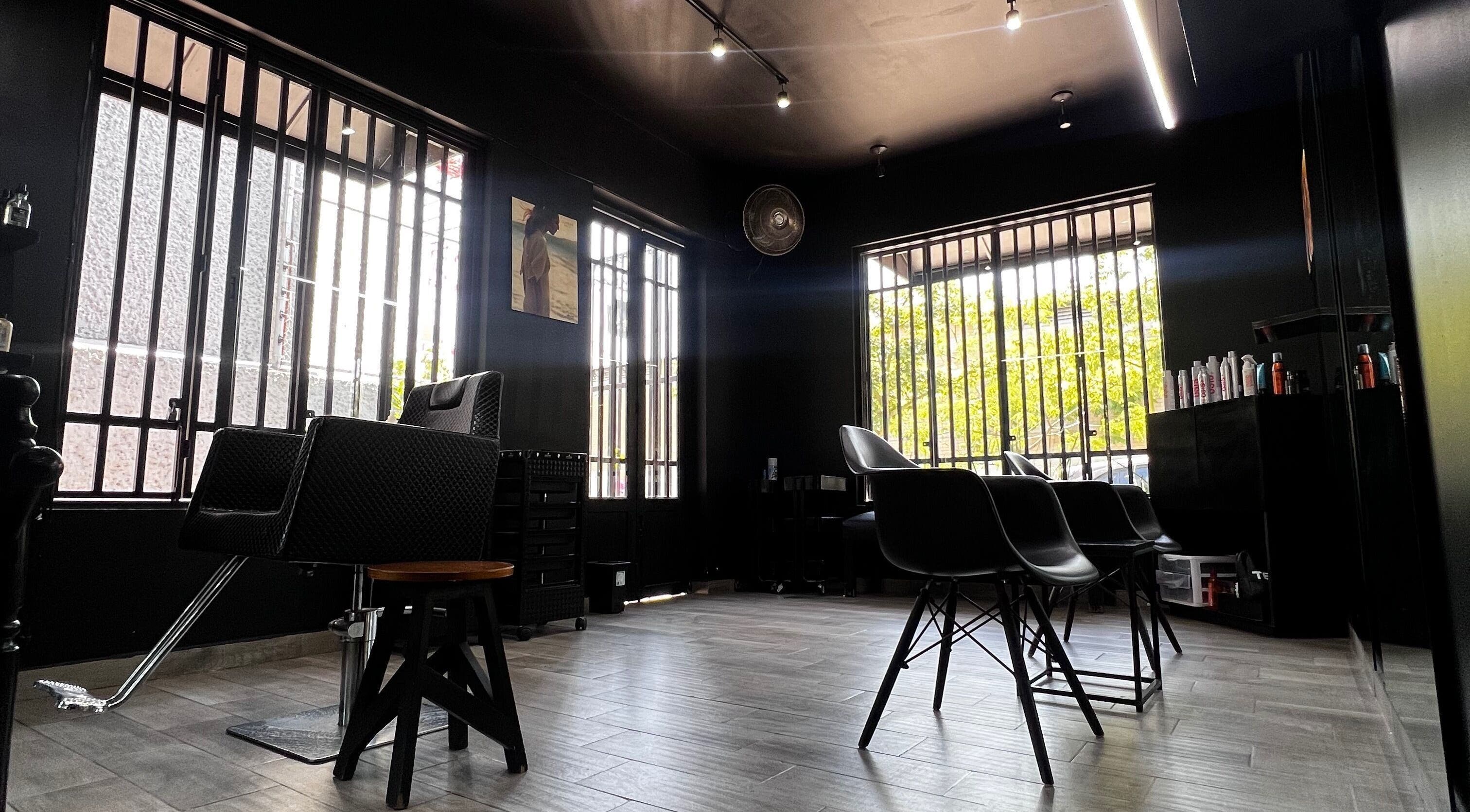 Interior moderno del Mamba Beauty Studio en Celaya, Guanajuato, MX, con sillas negras y luz natural.