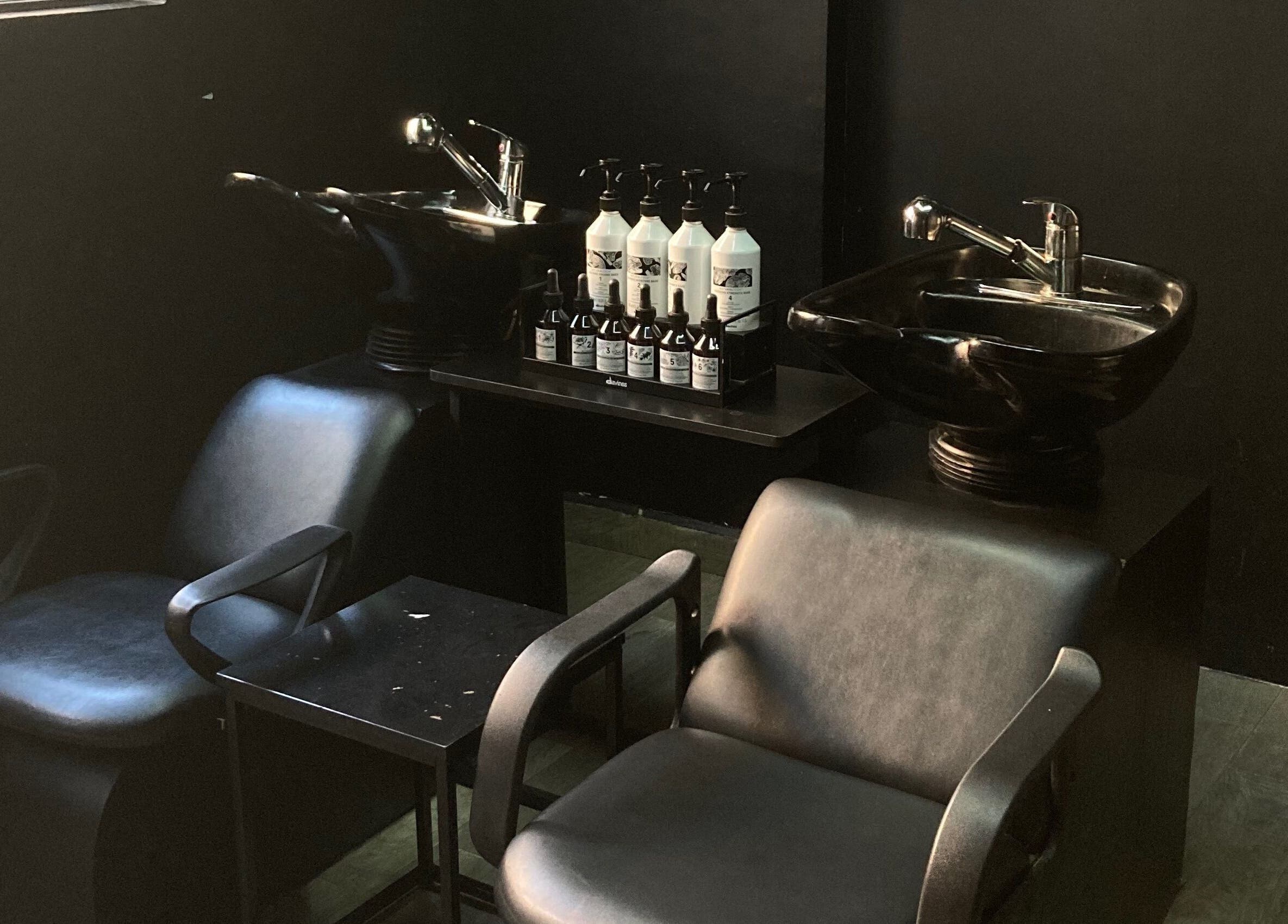 Zona de lavado moderna en Mamba Beauty Studio, Celaya, Guanajuato, MX.