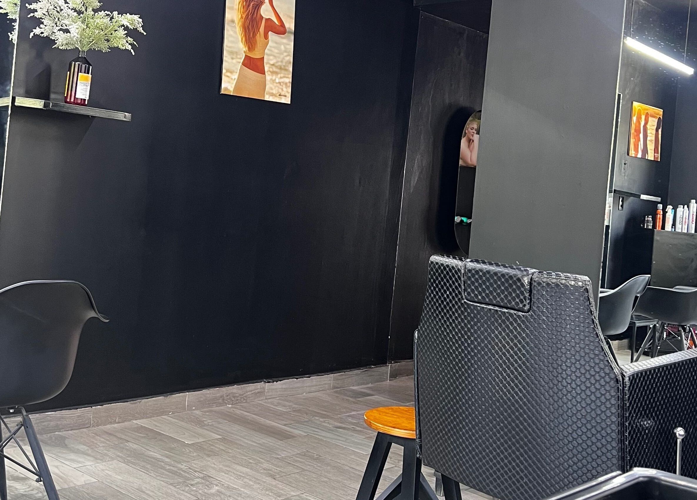 Interior moderno de Mamba Beauty Studio, Celaya, Guanajuato, MX, con sillas y decoración elegante.