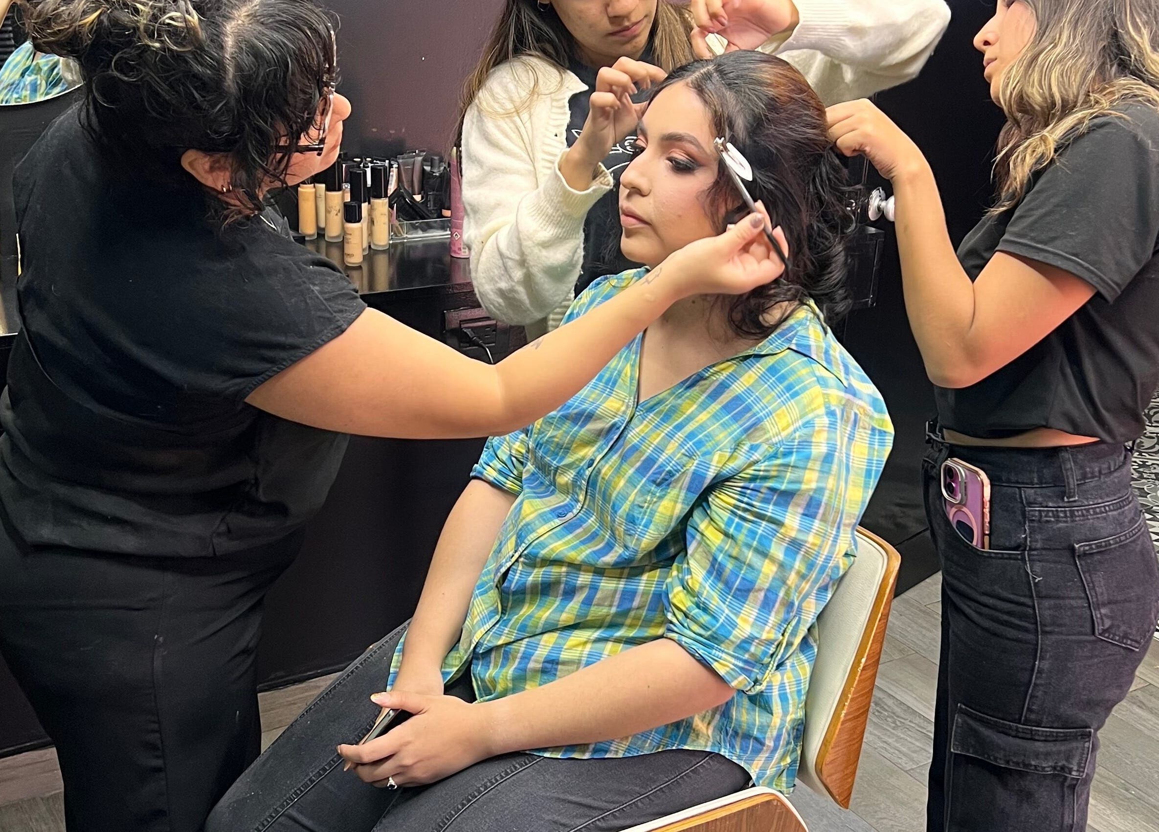 Cliente recibe peinado profesional en Mamba Beauty Studio, Celaya, Guanajuato, MX.