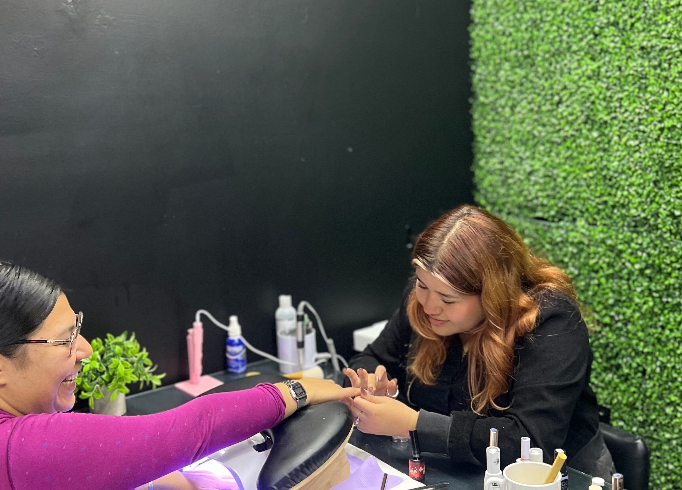 Clienta feliz en Mamba Beauty Studio recibiendo manicura en Celaya, Guanajuato, MX.