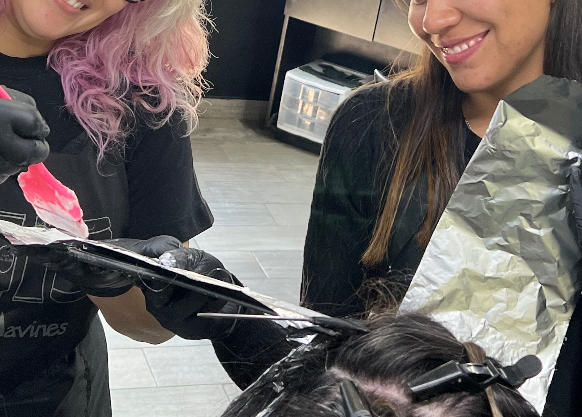 Profesionales en Mamba Beauty Studio aplicando tinte en Celaya, Guanajuato, MX.