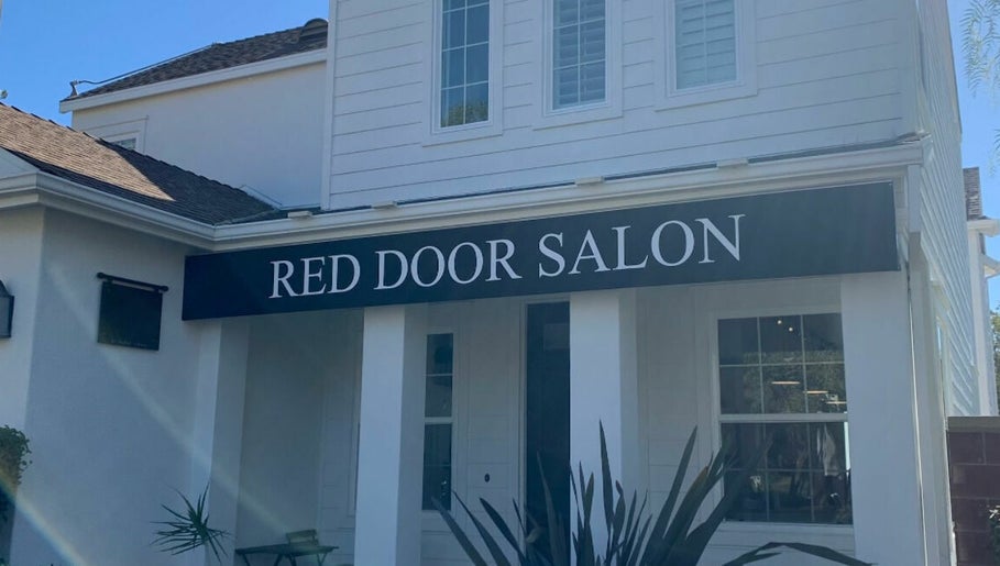 Red Door Salon with Brittany – obraz 1