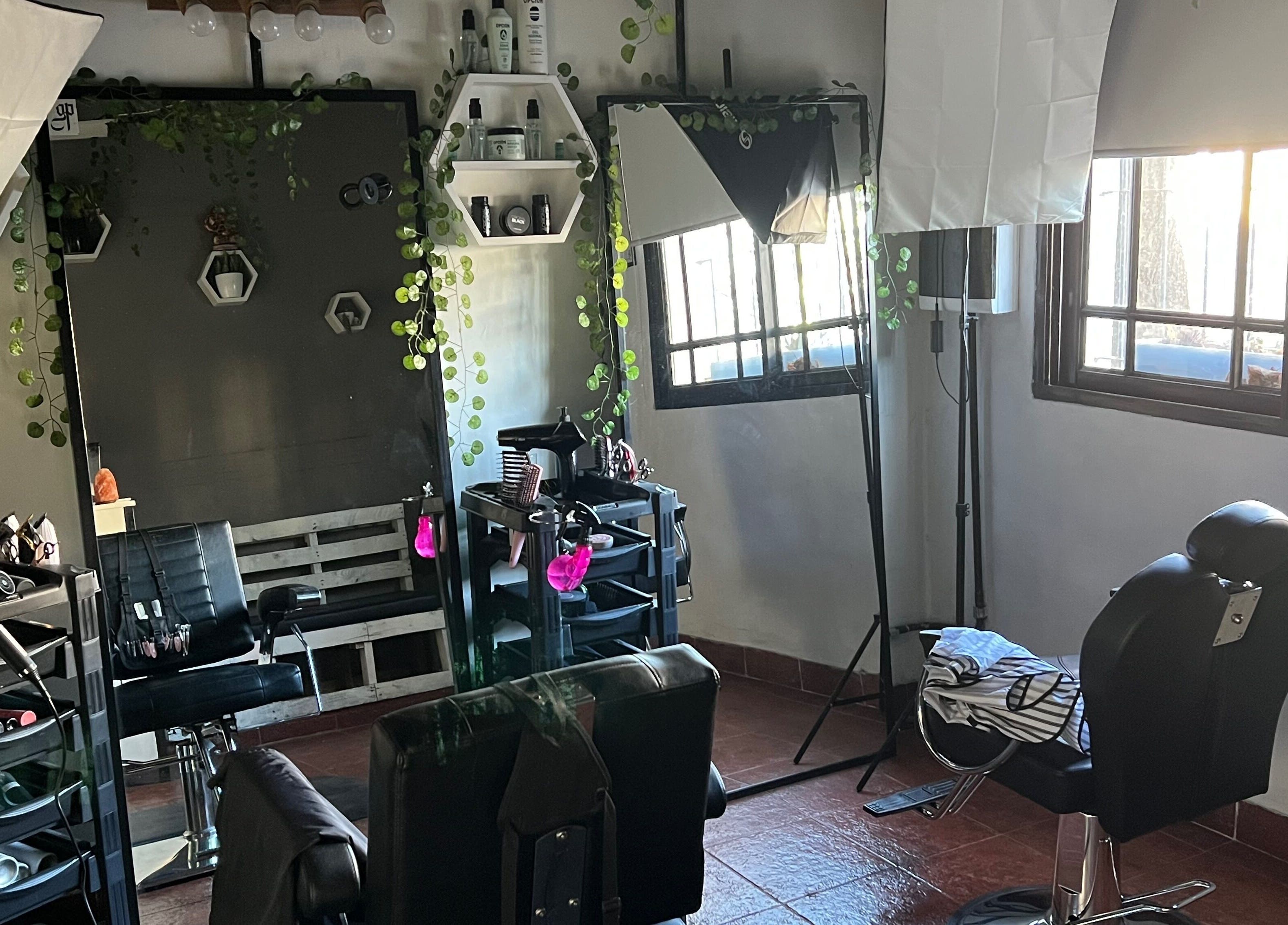 Interior de VIBE SALON en Villa Ballester, Provincia De Buenos Aires, AR, con sillas modernas y elementos decorativos.