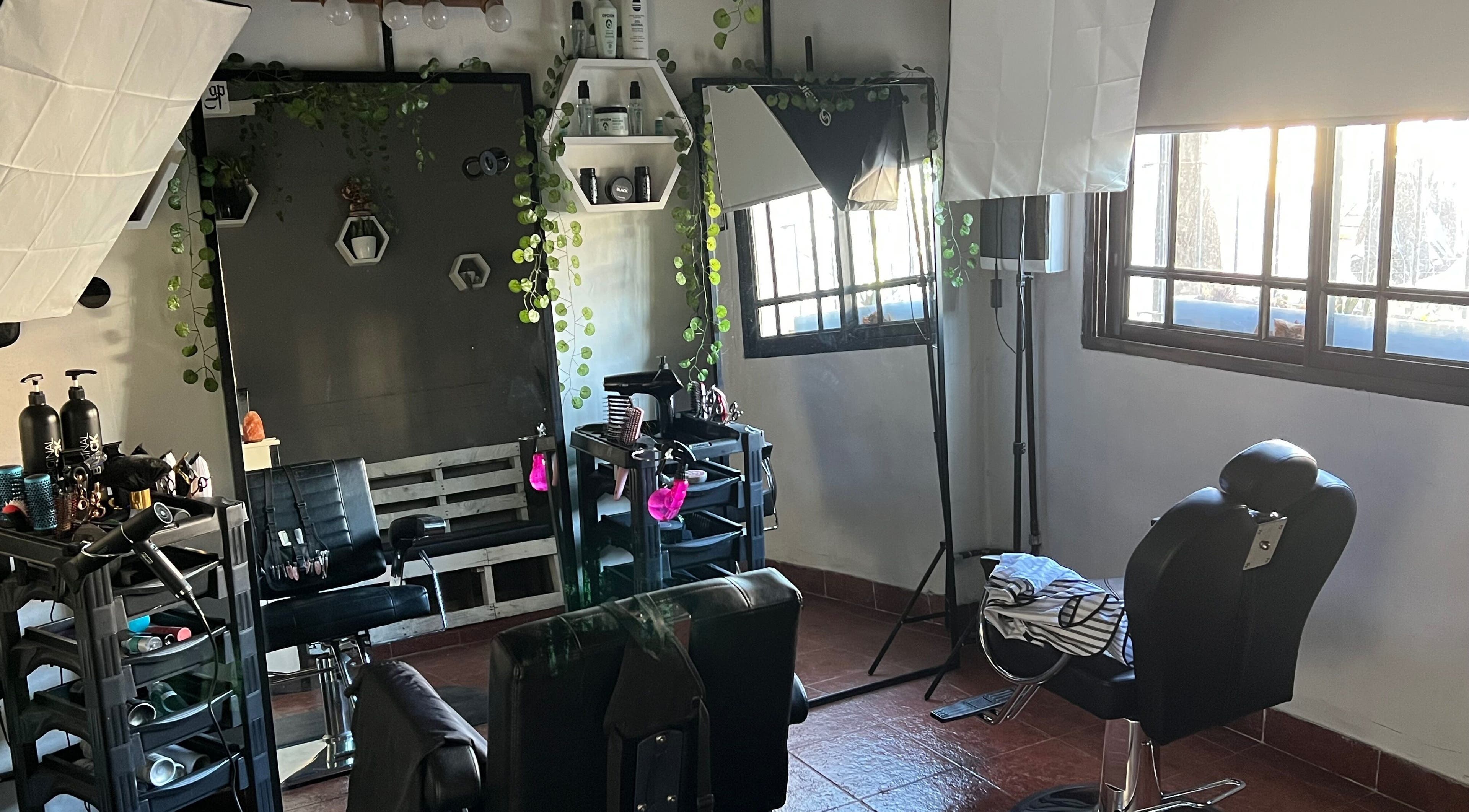 Interior de VIBE SALON en Villa Ballester, Provincia De Buenos Aires, AR, con sillas modernas y elementos decorativos.