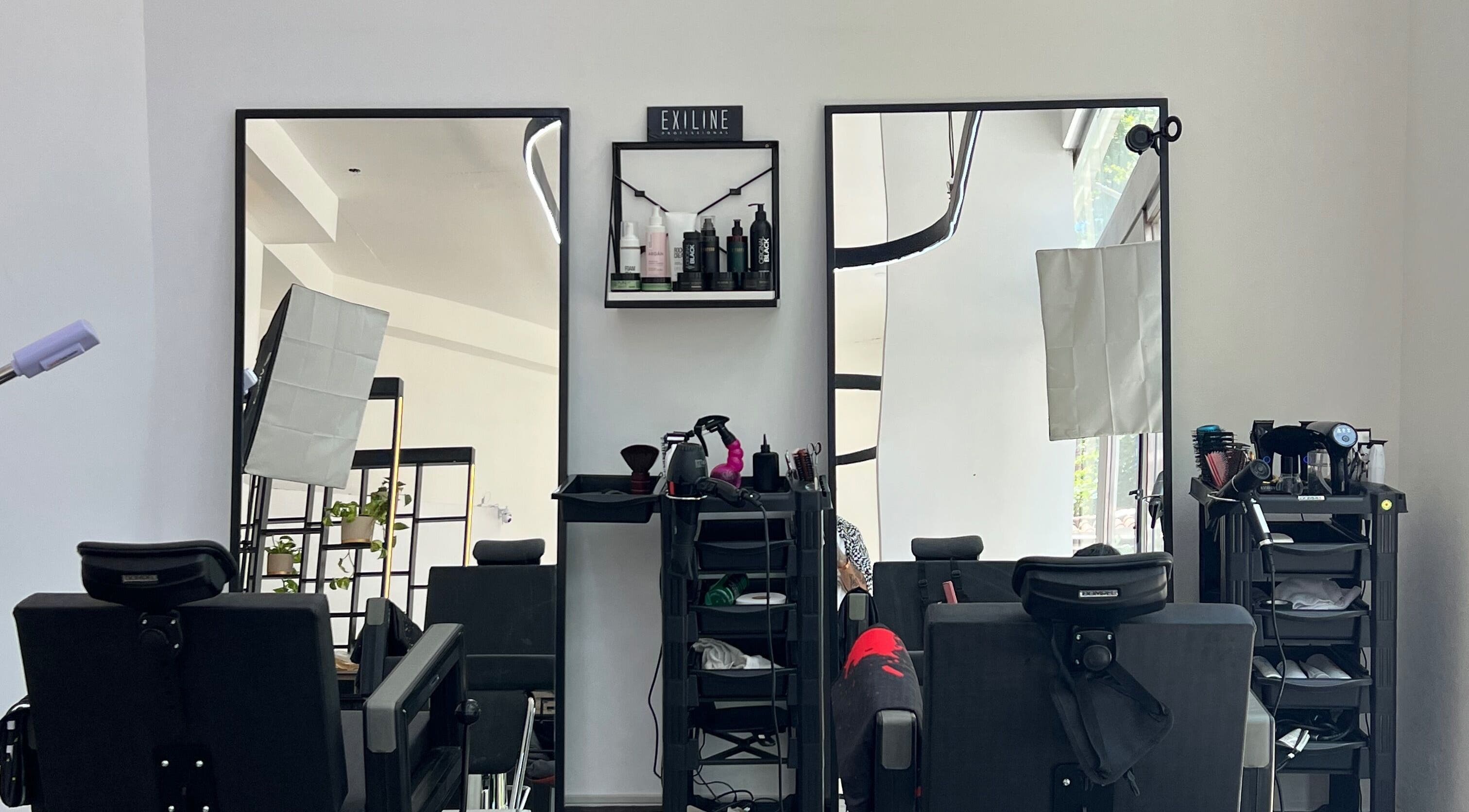 Estilo moderno de VIBE SALON con estaciones equipadas en Villa Ballester, Provincia De Buenos Aires, AR.