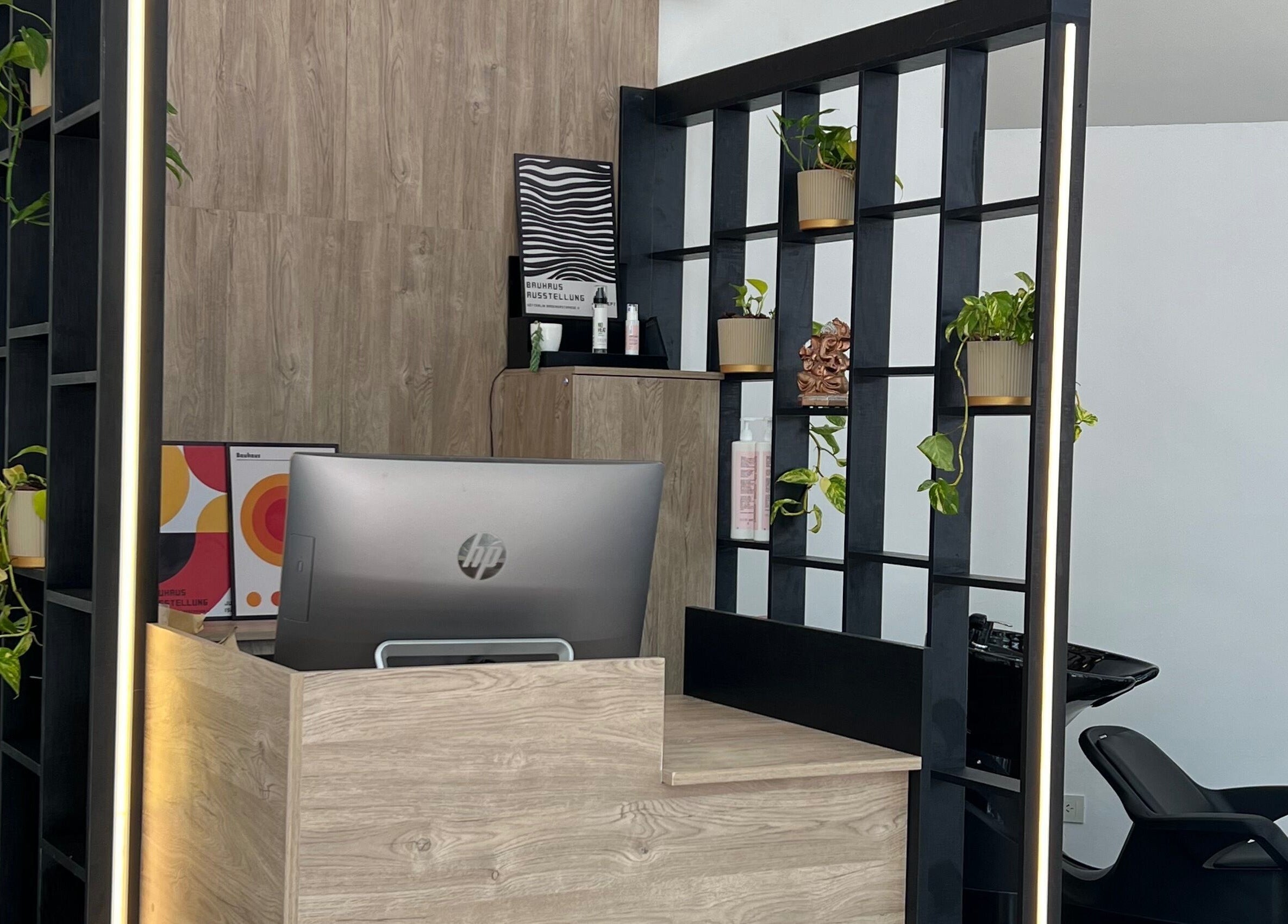 Área de recepción moderna con plantas en VIBE SALON, Villa Ballester, Provincia De Buenos Aires, AR.