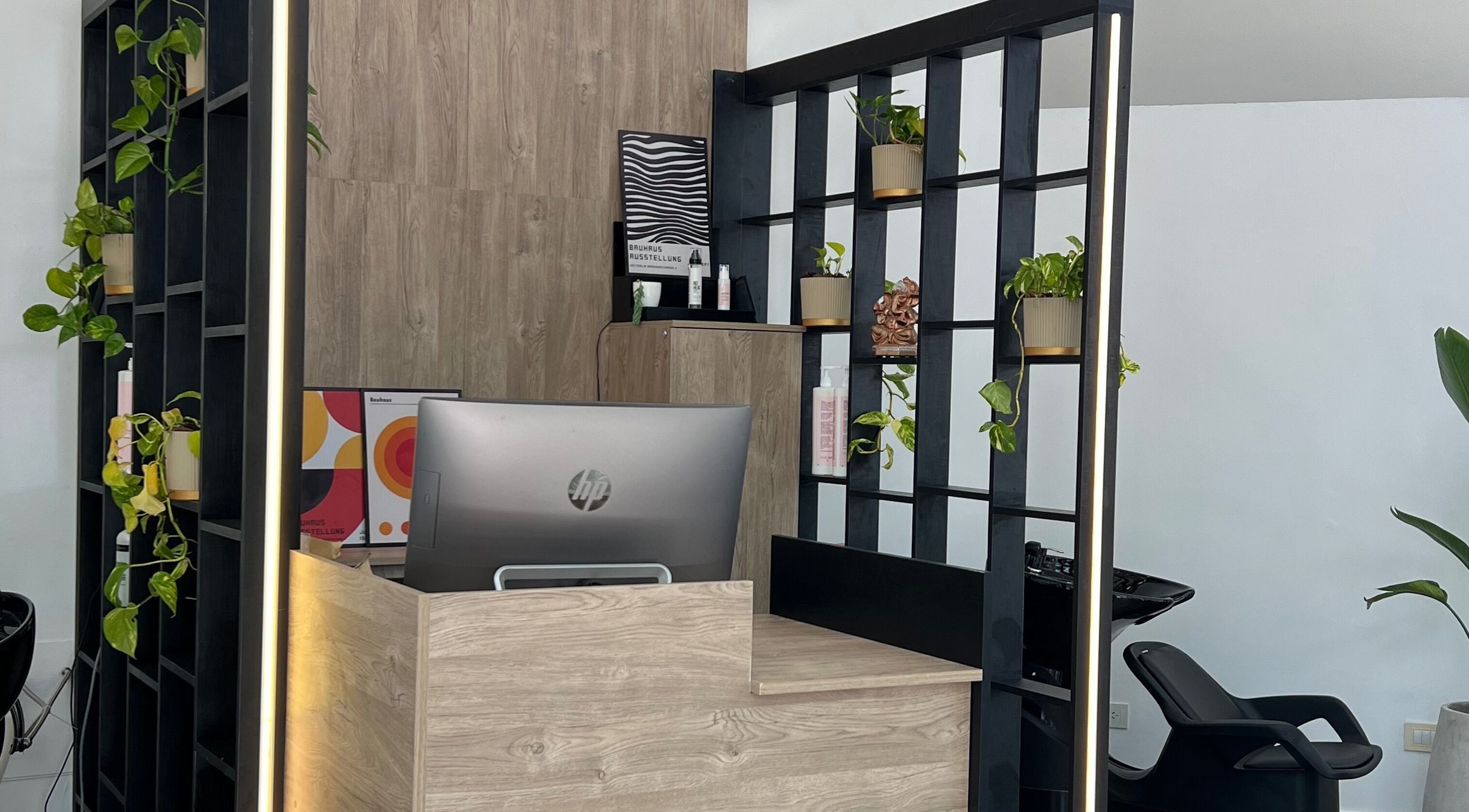 Área de recepción moderna con plantas en VIBE SALON, Villa Ballester, Provincia De Buenos Aires, AR.