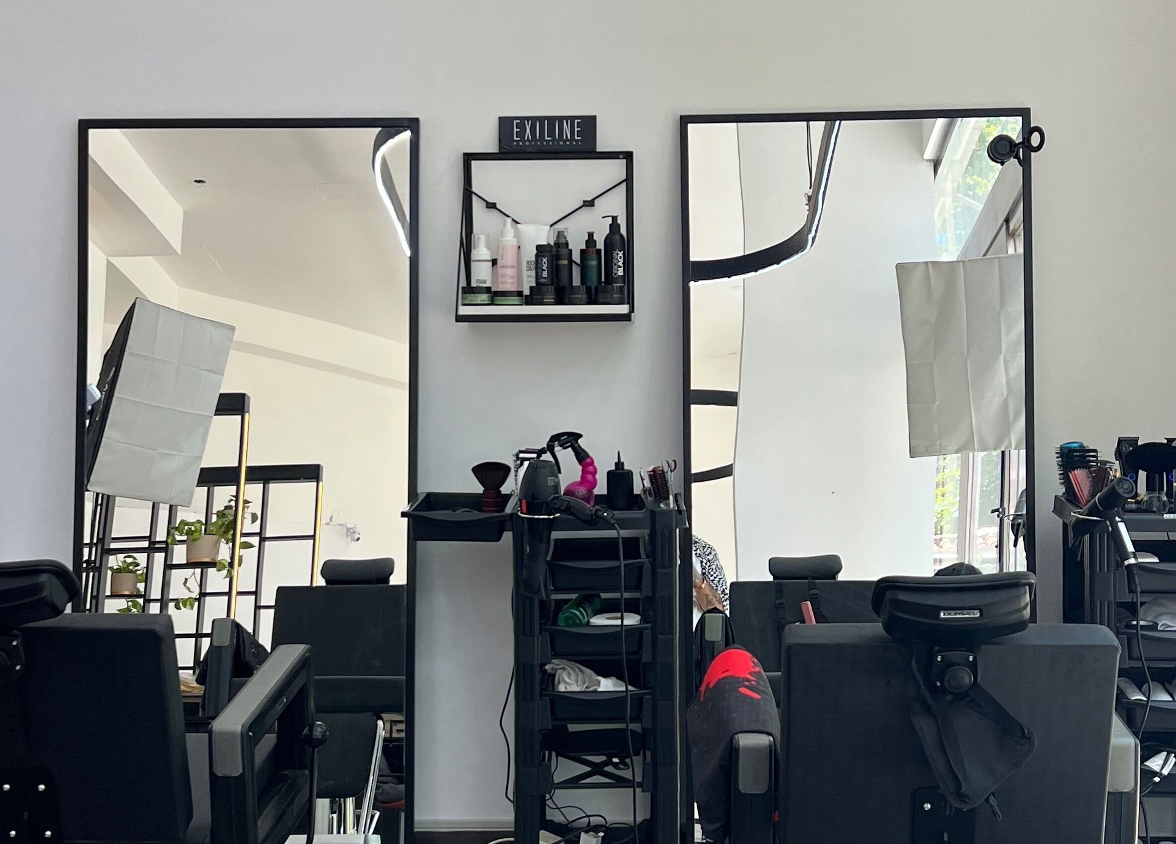 Elegante área de trabajo de peluquería en VIBE SALON, Villa Ballester, Provincia De Buenos Aires, AR.