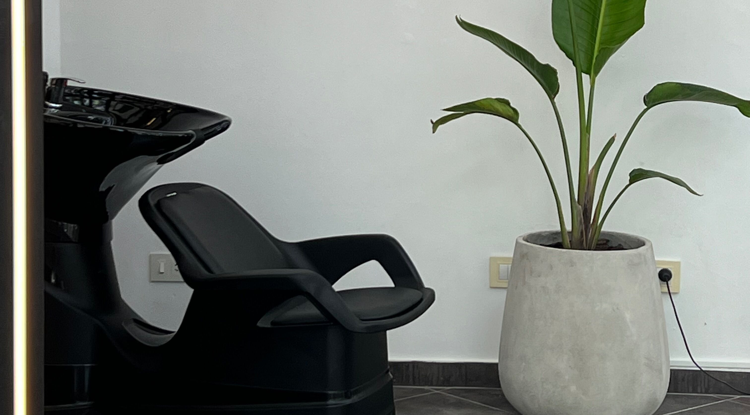 Estación de lavado moderna en VIBE SALON, Villa Ballester, Provincia De Buenos Aires, AR, con planta decorativa.