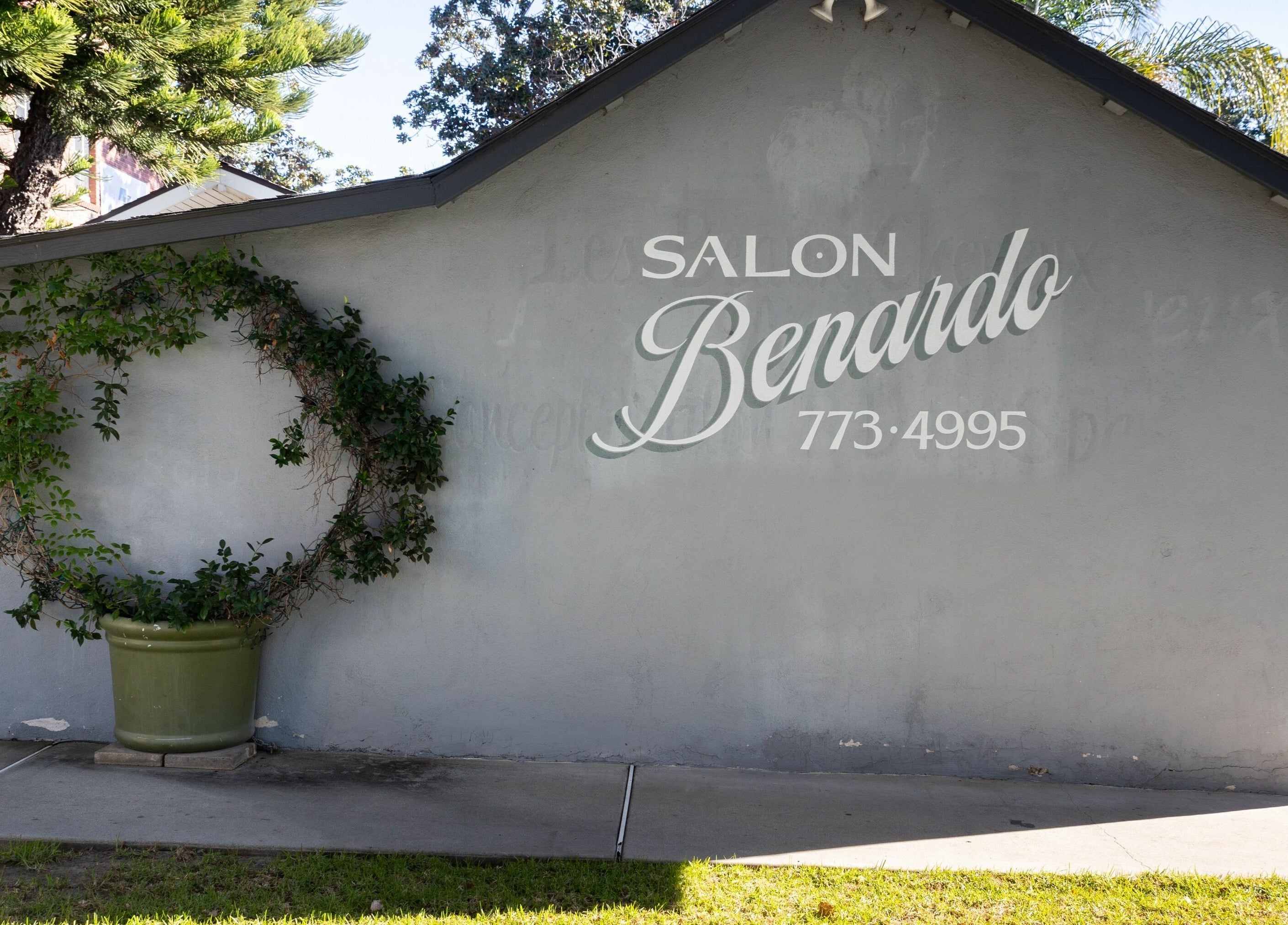 Exterior wall of Salon Benardo with greenery, Fullerton, California, US.
