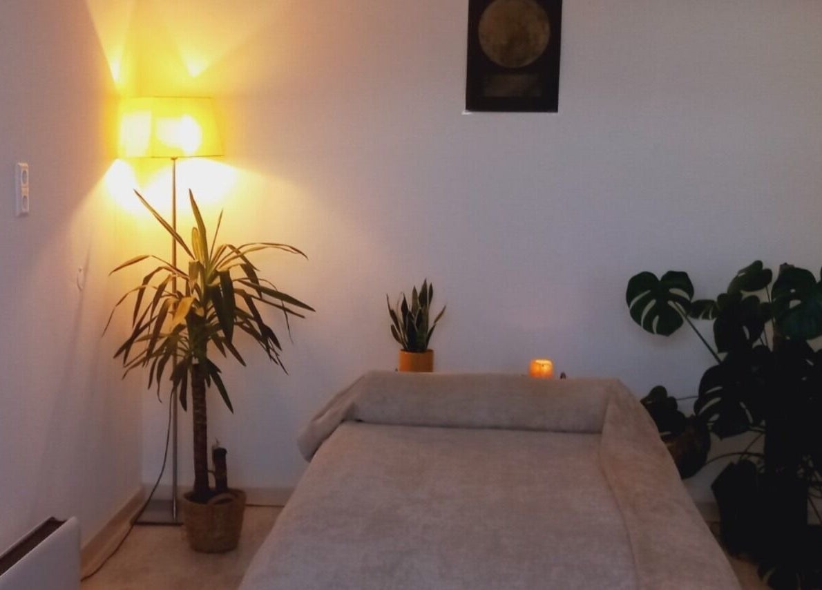 Relaxing massage room at Ladies Wellness, Amsterdam, Noord-Holland, NL with soft lighting and indoor plants.