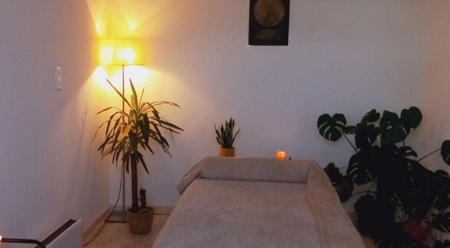 Relaxing massage room at Ladies Wellness, Amsterdam, Noord-Holland, NL with soft lighting and indoor plants.
