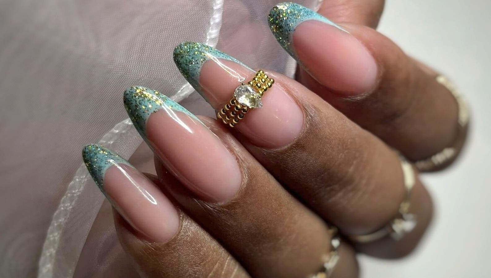 Nail art élégant chez Klaris'nails, Saint-André, Réunion, RE. Manucure brillante à finition originale.