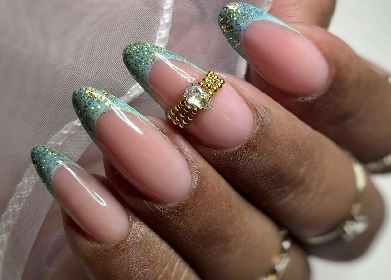 Nail art élégant chez Klaris'nails, Saint-André, Réunion, RE. Manucure brillante à finition originale.