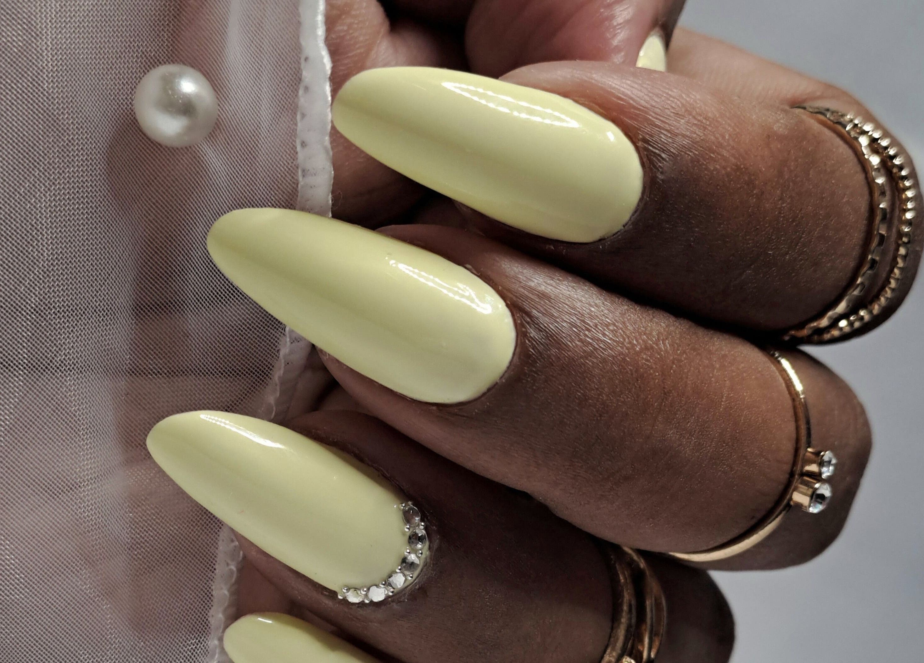 Manucure élégante et brillante à Klaris'nails, Saint-André, Réunion, RE avec détails perles et bijoux.