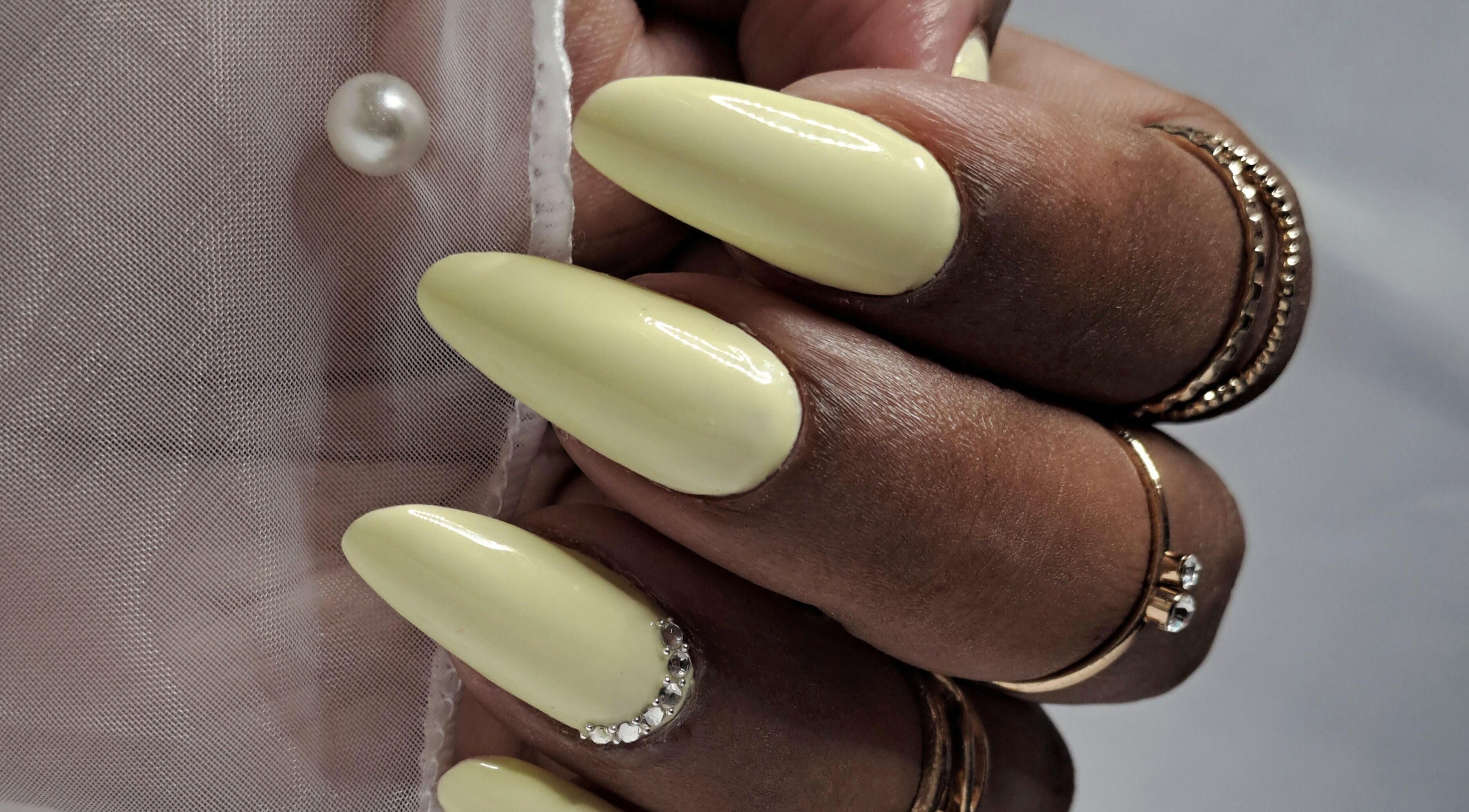 Manucure élégante et brillante à Klaris'nails, Saint-André, Réunion, RE avec détails perles et bijoux.