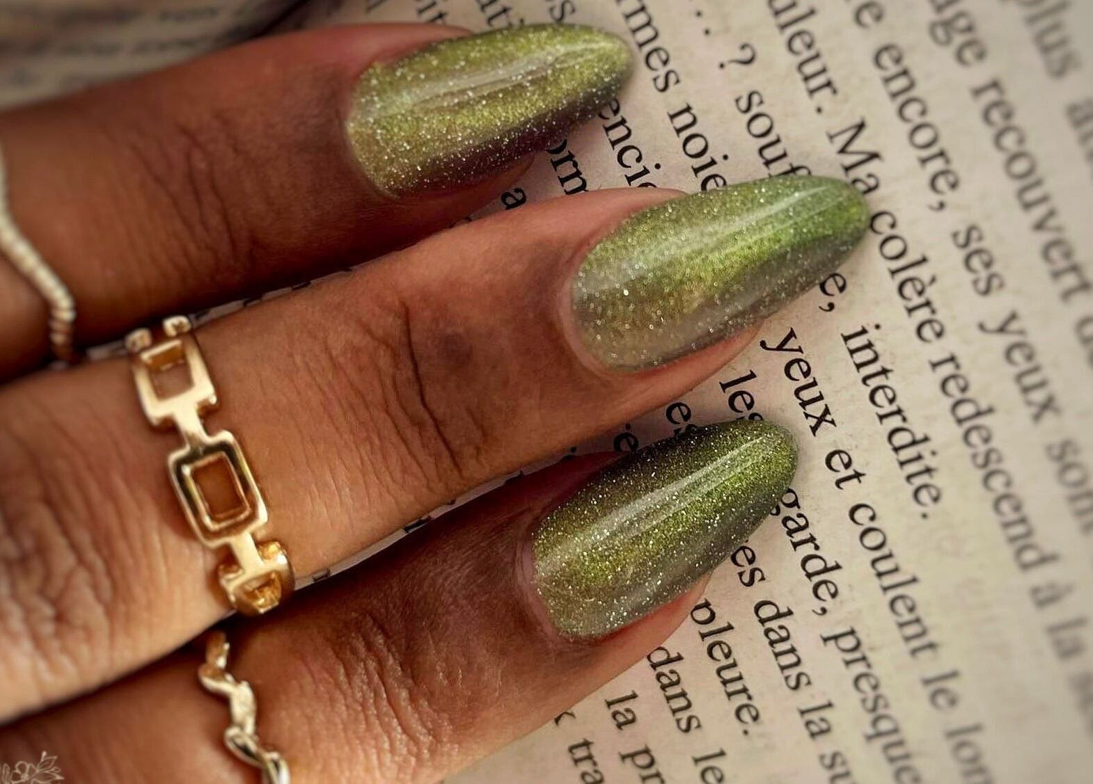 Manucure émeraude scintillante à Klaris'nails, Saint-André, Réunion, RE. Design raffiné sur une main délicatement posée.