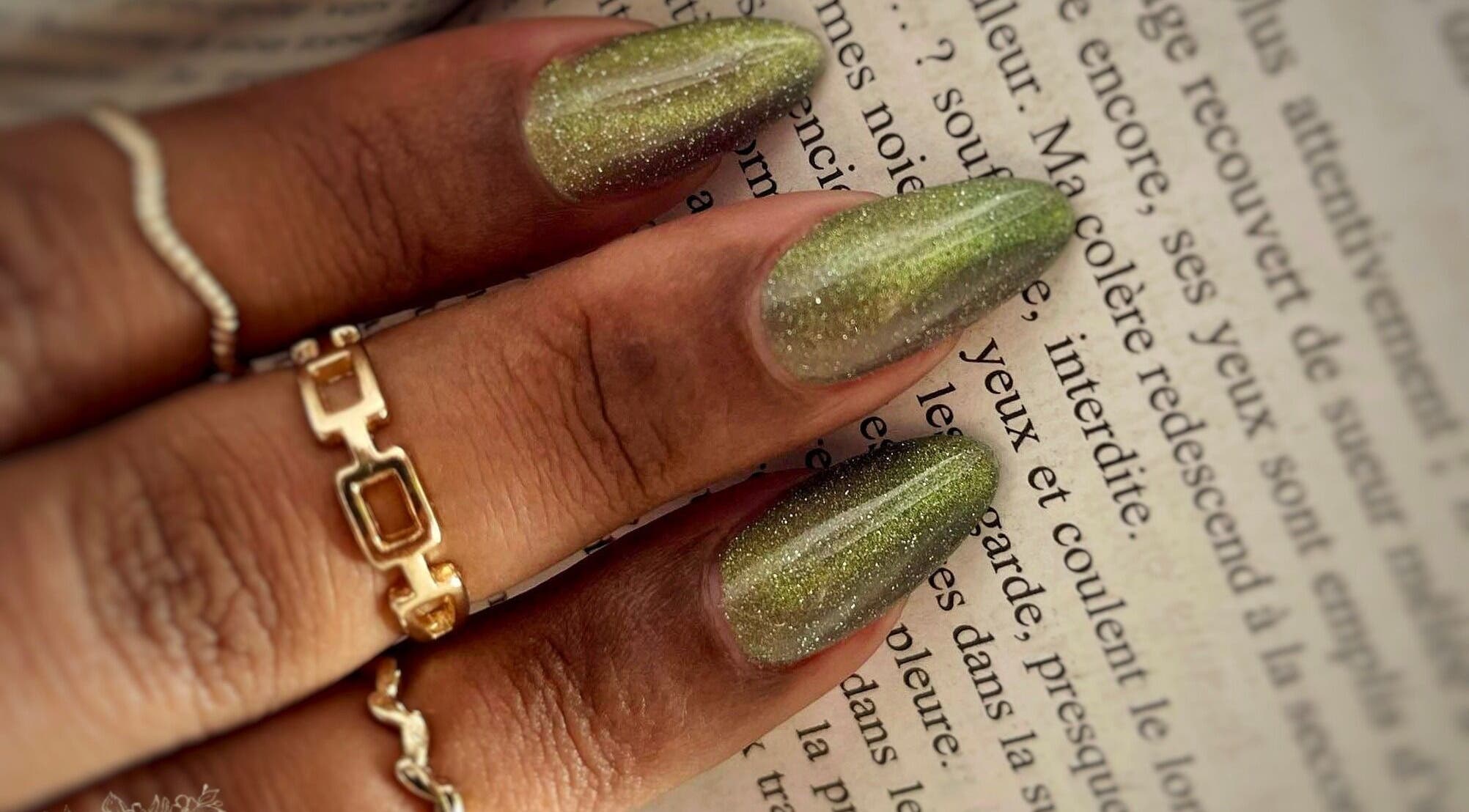 Manucure émeraude scintillante à Klaris'nails, Saint-André, Réunion, RE. Design raffiné sur une main délicatement posée.