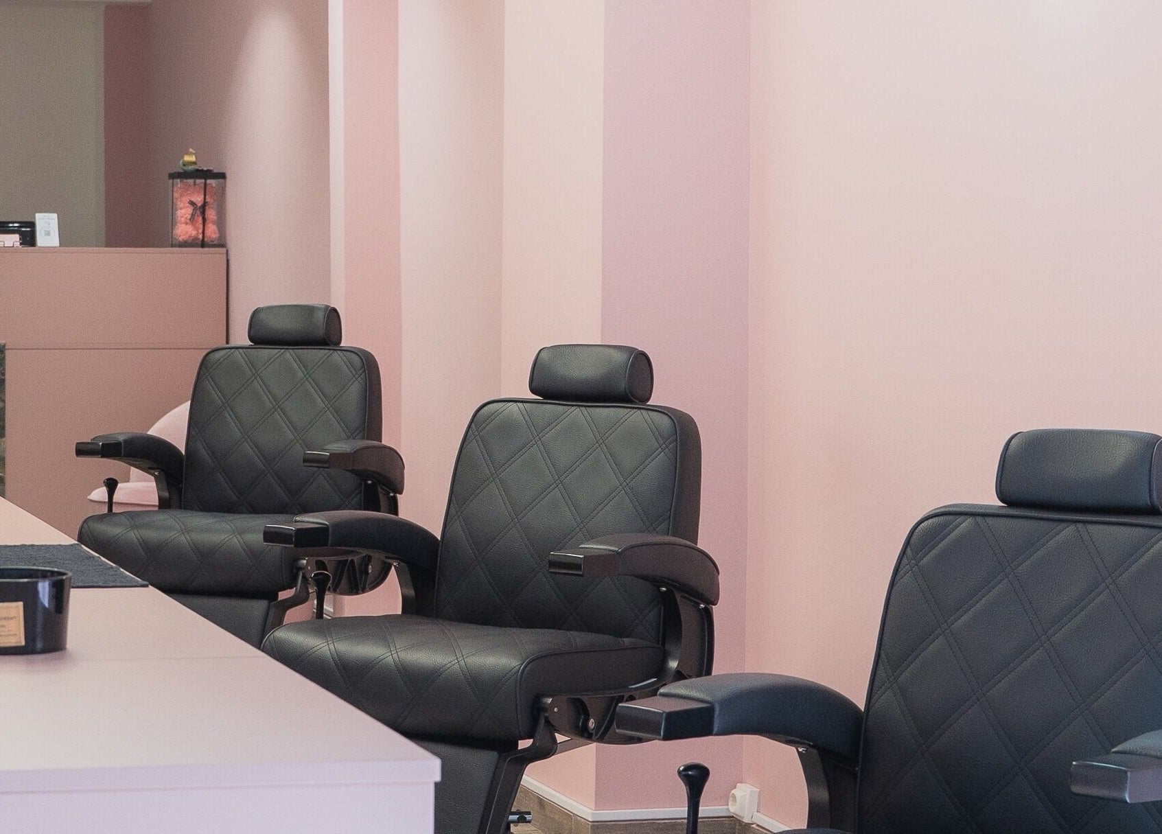 Σαλόνι ομορφιάς στο Aster The Beauty Brow Bar, Πειραιάς, GR με άνετες καρέκλες και ροζ τοίχους.