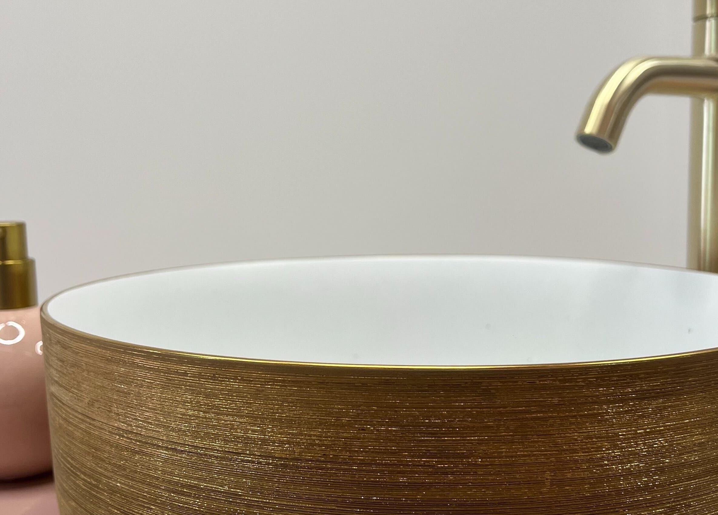 Χρυσός νεροχύτης και δοχείο σαπουνιού στο Aster The Beauty Brow Bar, Πειραιας, GR.