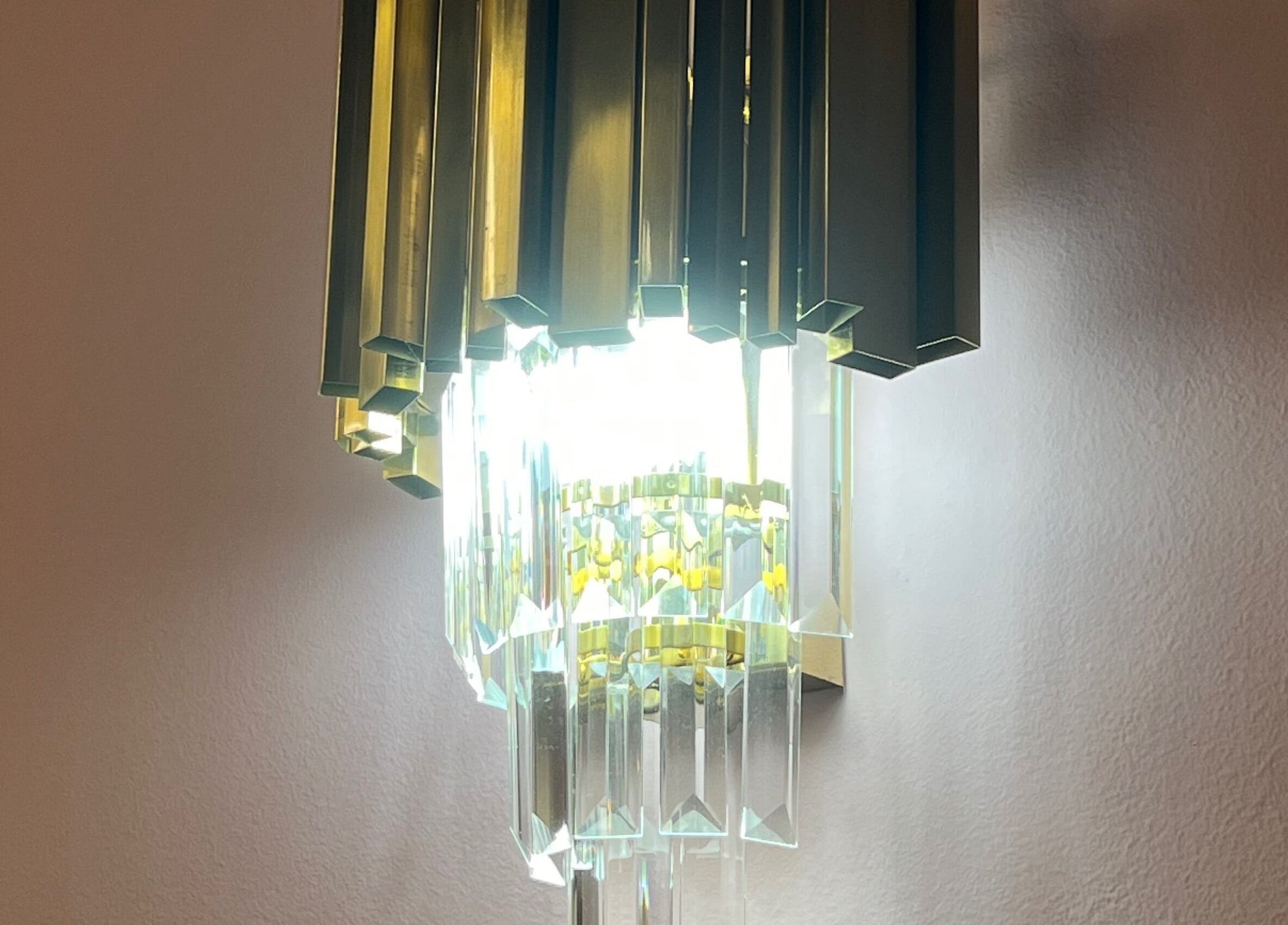 Κρυστάλλινο φωτιστικό στην Aster The Beauty Brow Bar, Πειραιάς, GR