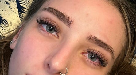 Εικόνα Lashed by Becky Anderson 3