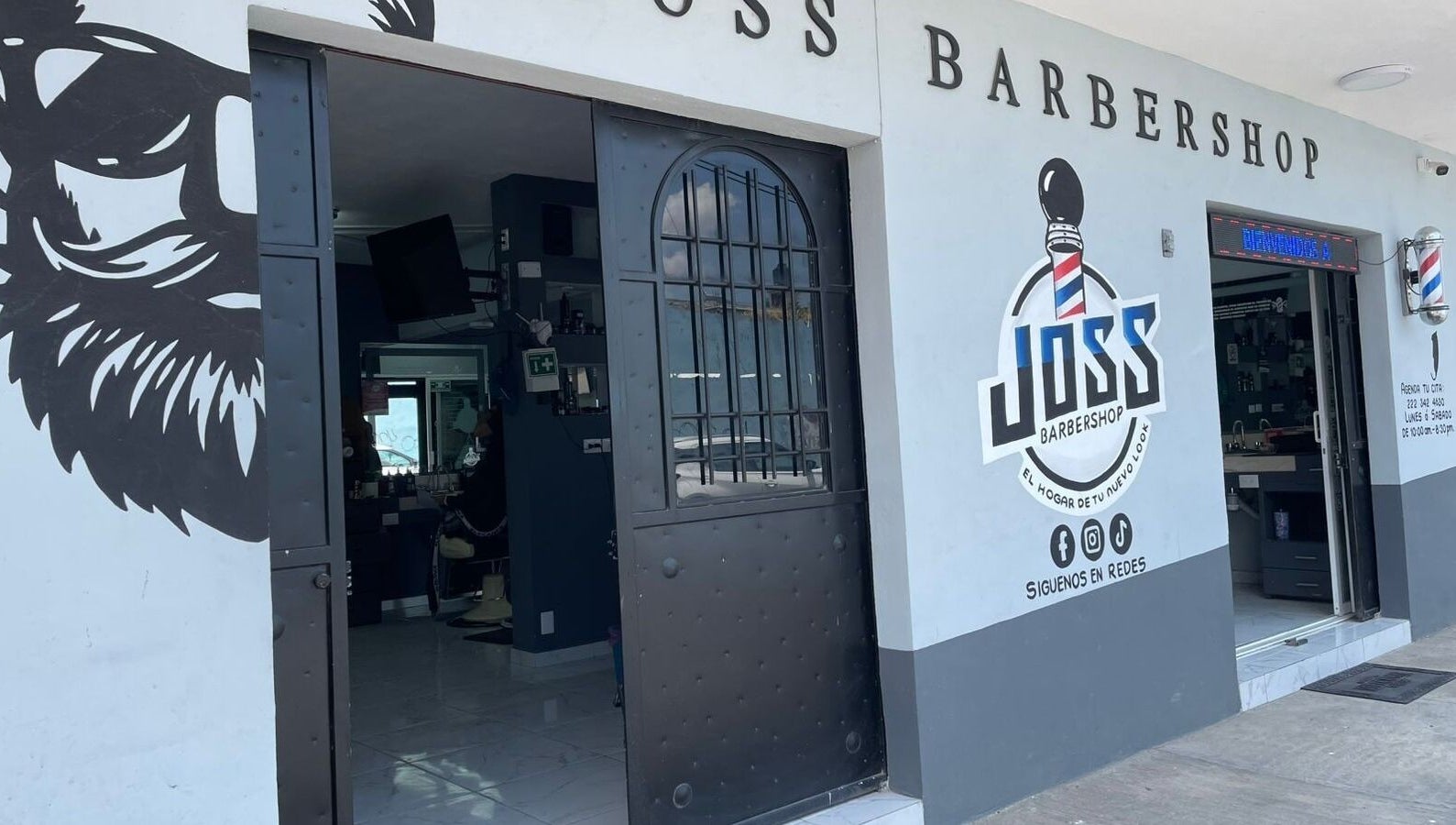 Fachada de Joss Barbershop en San Andrés Cholula, Puebla, MX mostrando su entrada moderna.