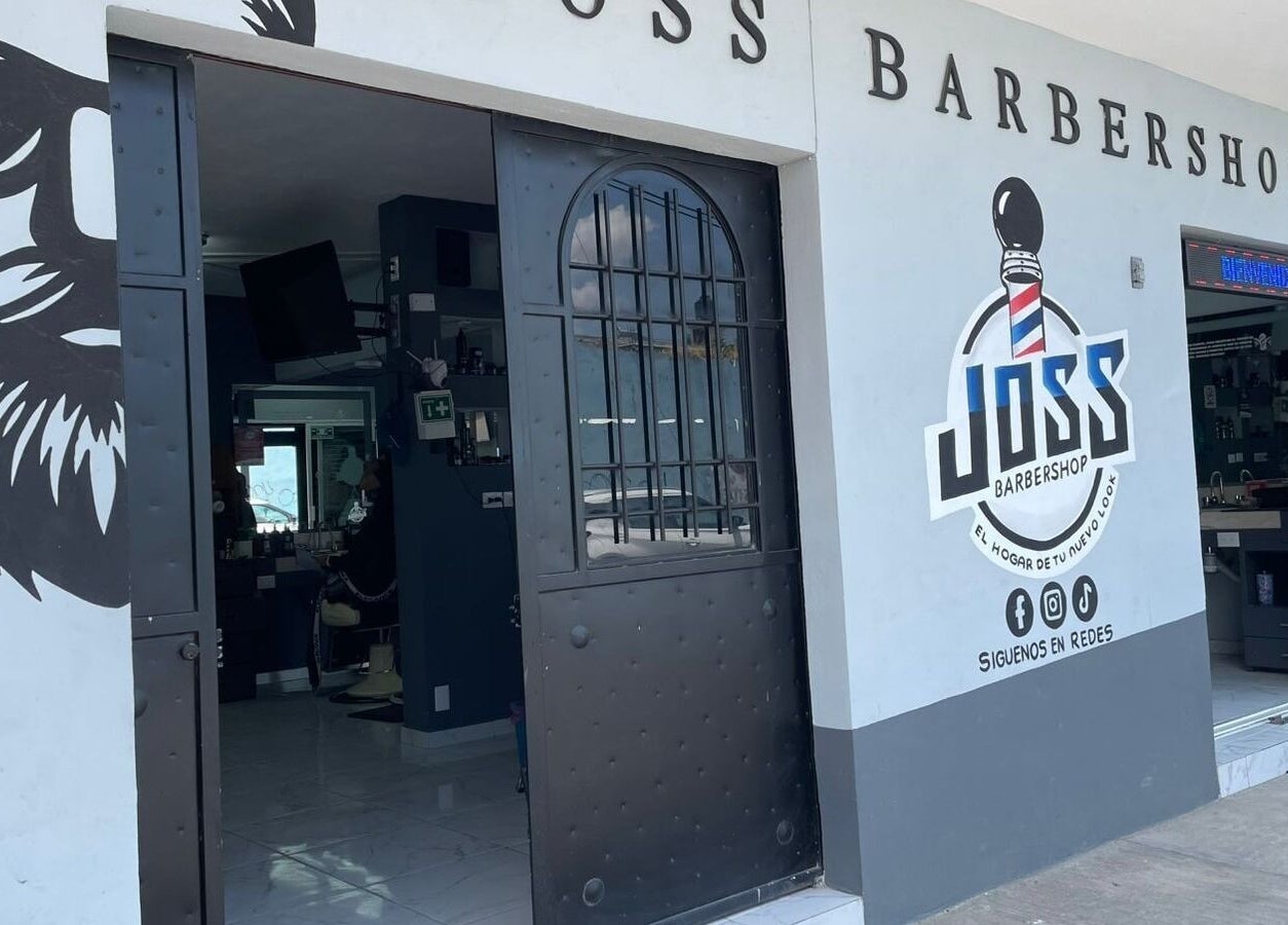 Fachada de Joss Barbershop en San Andrés Cholula, Puebla, MX mostrando su entrada moderna.