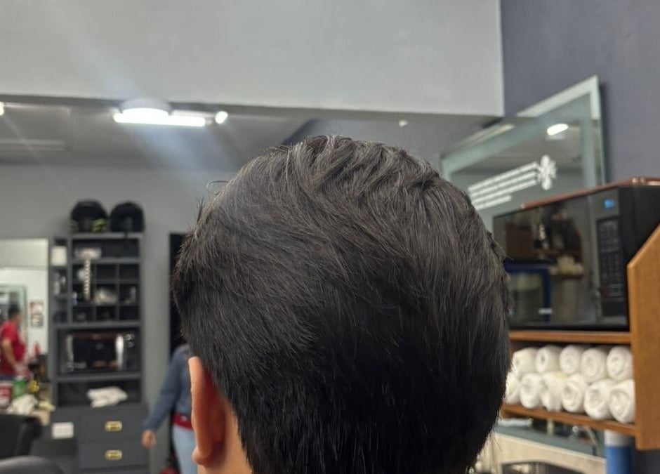Moderno peinado en Joss Barbershop, San Andrés Cholula, Puebla. Ambiente profesional y estilizado.