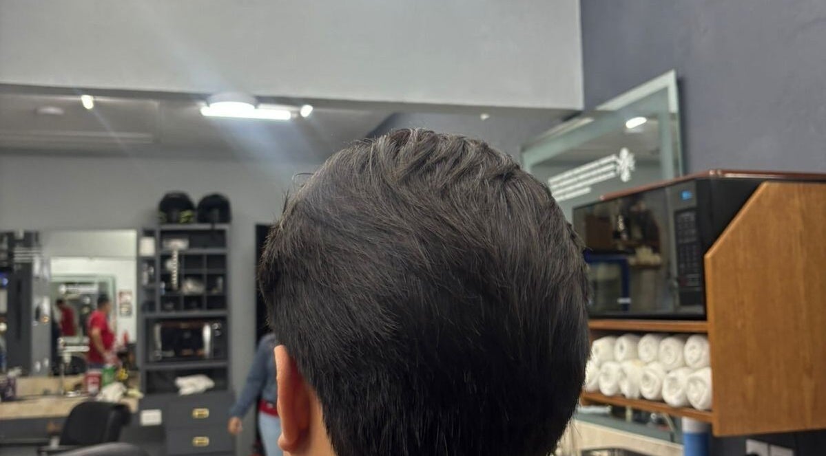 Moderno peinado en Joss Barbershop, San Andrés Cholula, Puebla. Ambiente profesional y estilizado.