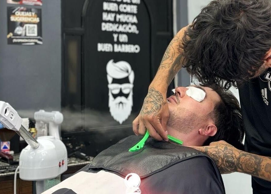 Servicio de afeitado profesional en Joss Barbershop, San Andrés Cholula, Puebla, MX.