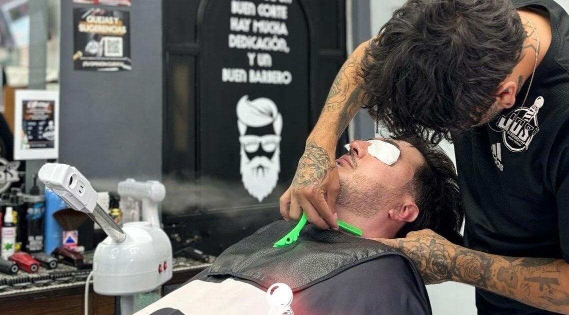 Servicio de afeitado profesional en Joss Barbershop, San Andrés Cholula, Puebla, MX.