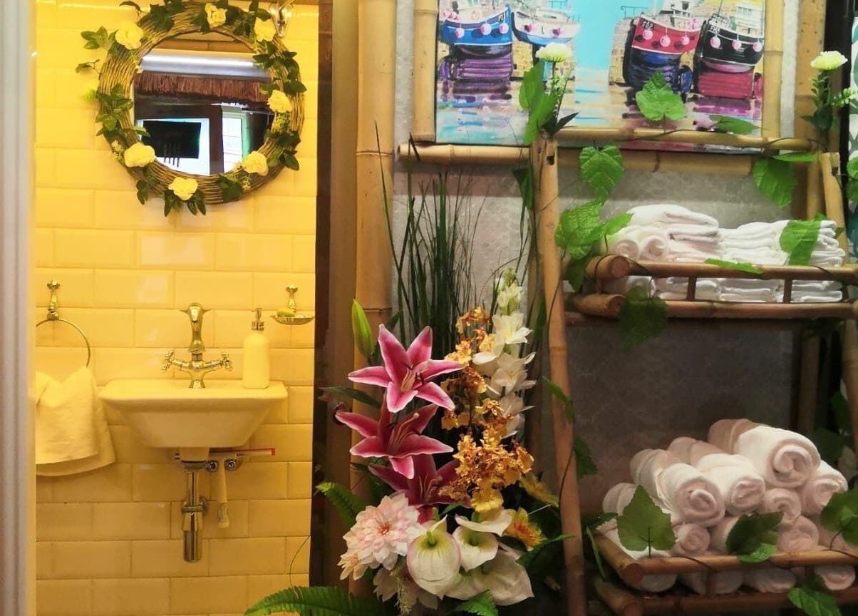 Serene decor at Mint Thai Massage shop1 Veres Pálné utca, Budapest, Magyar, HU with flowers and towels.