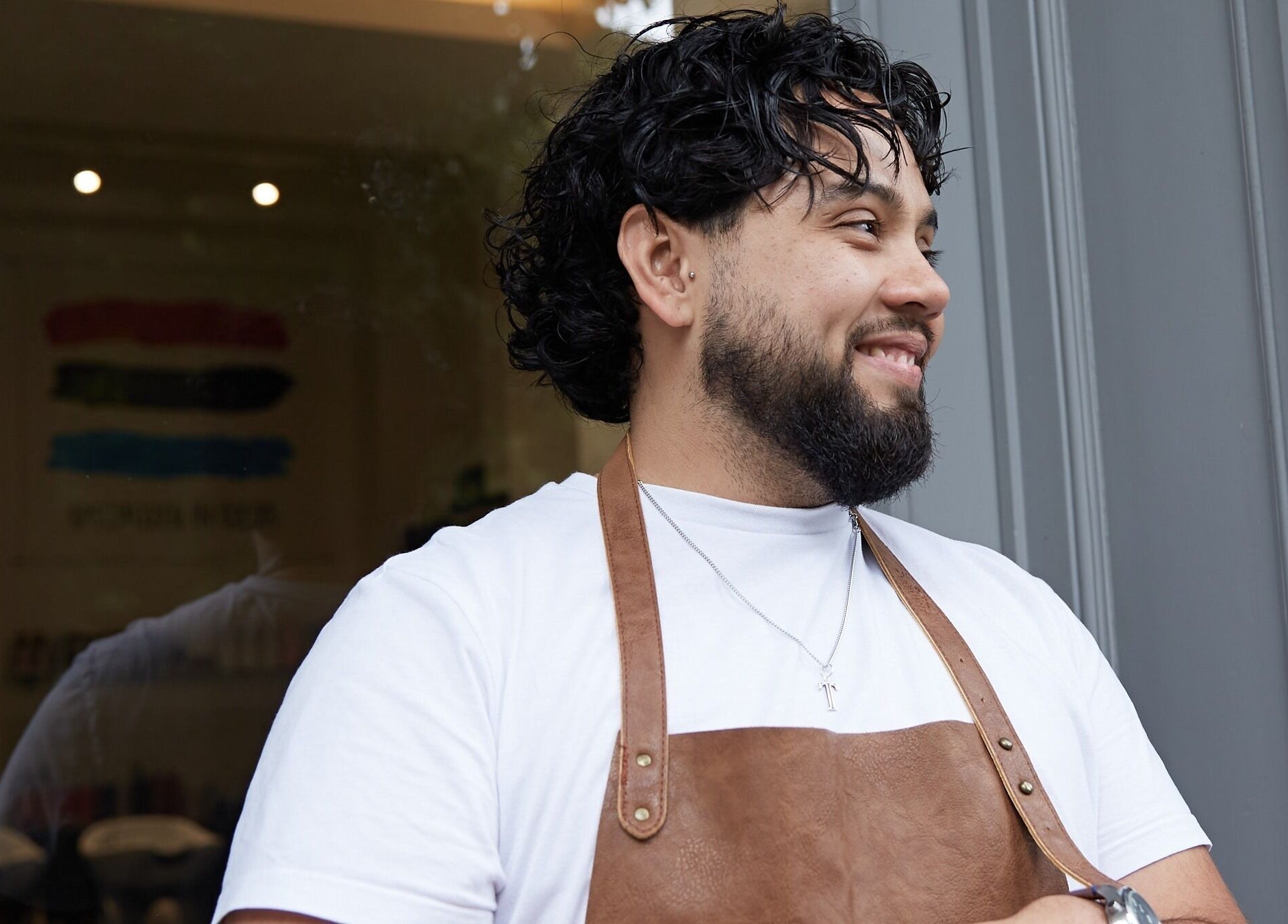Fröhlicher Barber vor Teoz Barber in Berlin, Berlin, DE.