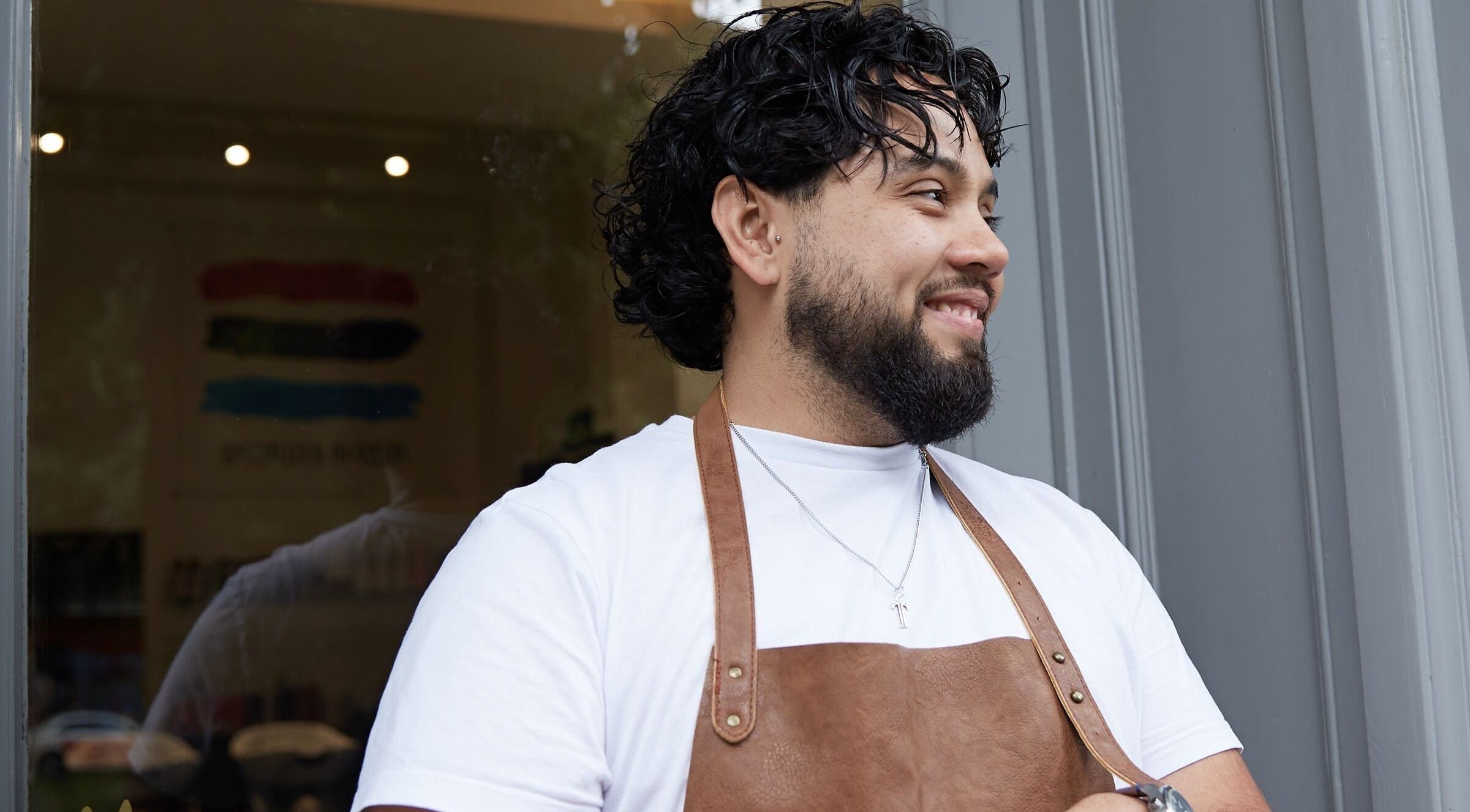 Fröhlicher Barber vor Teoz Barber in Berlin, Berlin, DE.