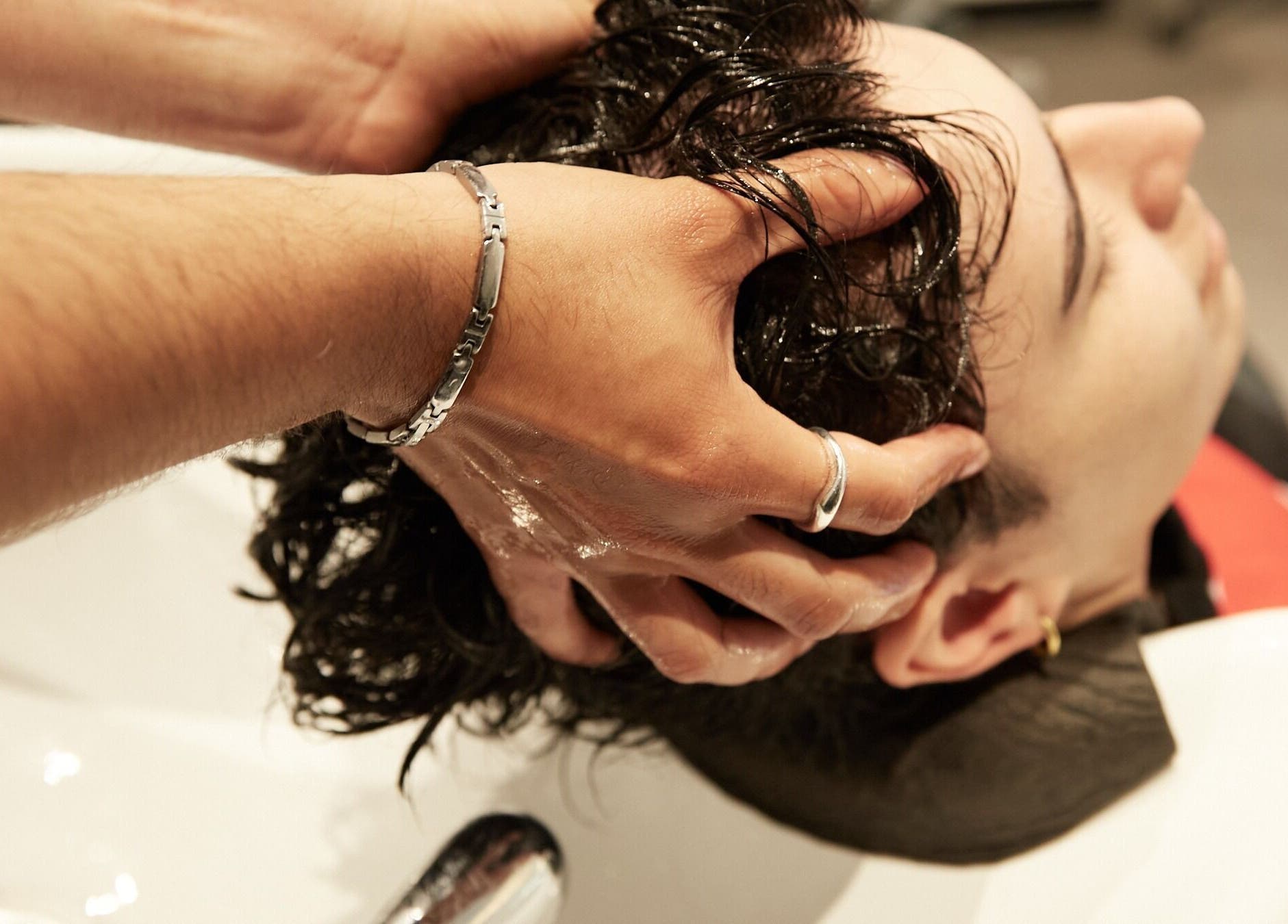 Kopfmassage bei Teoz Barber in Berlin, Berlin, DE zur Entspannung und Pflege.