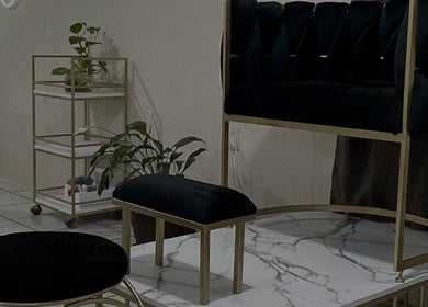 Elegante sala de espera en 𝐈 𝐍 The Beauty Room •Guadalajara•, Zapopan, Jalisco, MX, con sillas negras y plantas.
