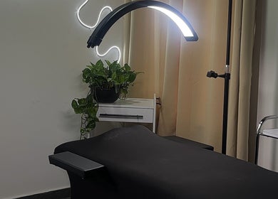 Camilla en 𝐈 𝐍 The Beauty Room •Guadalajara• en Zapopan, Jalisco. Ambiente sereno y elegante.