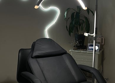 Espacio de belleza en 𝐈 𝐍 The Beauty Room •Guadalajara•, Zapopan, Jalisco, MX, con silla de tratamiento.