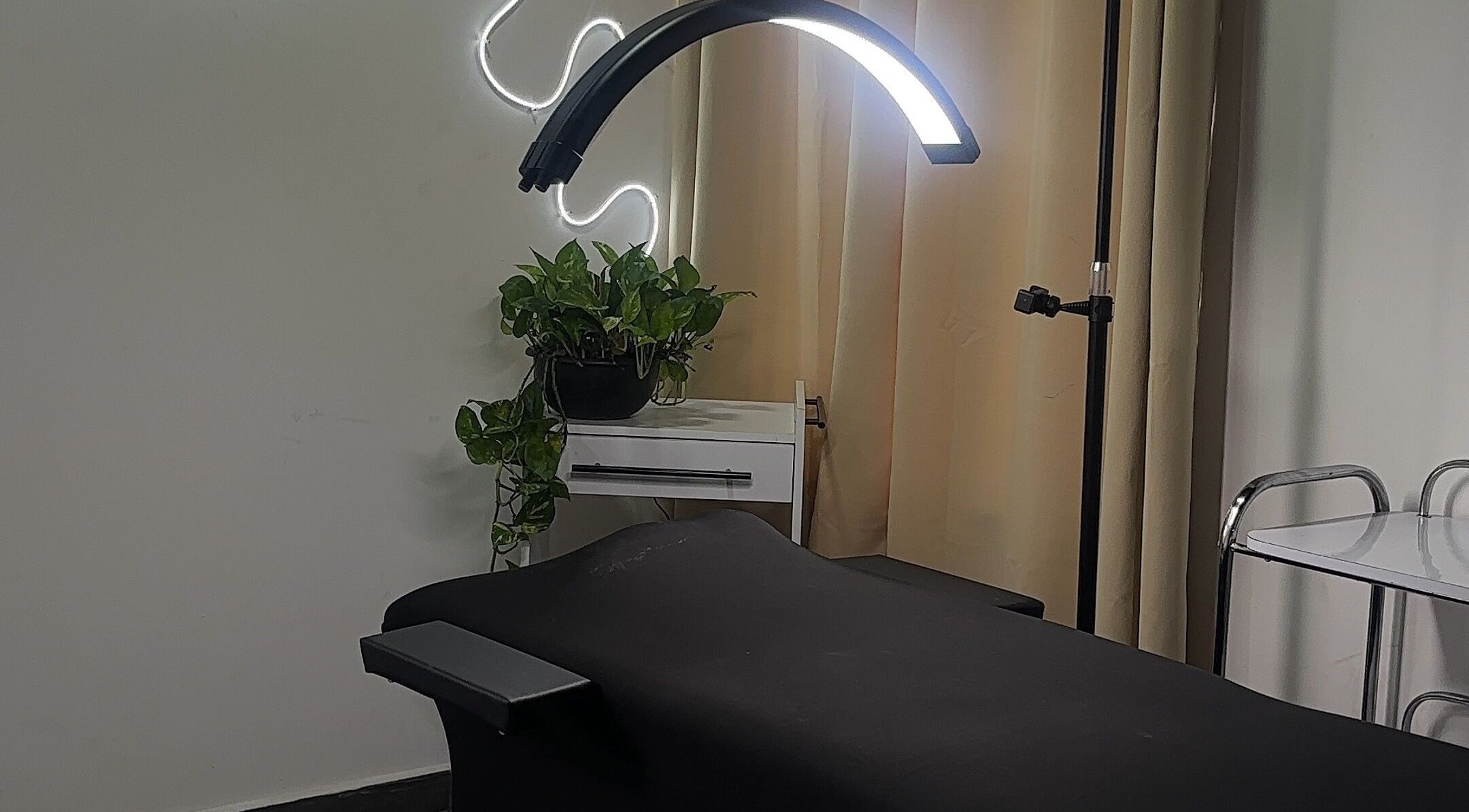 Camilla de spa en 𝐈 𝐍 The Beauty Room •Guadalajara•, Zapopan, Jalisco, MX para tratamientos de belleza.