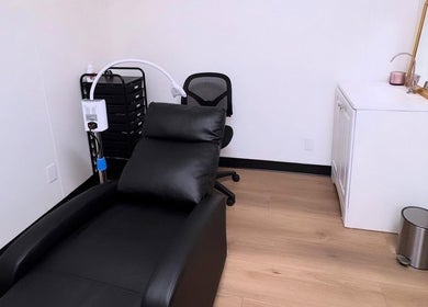 Comfortable treatment room at MMBW Industry in Ventura, California, US featuring a black recliner and modern decor.
